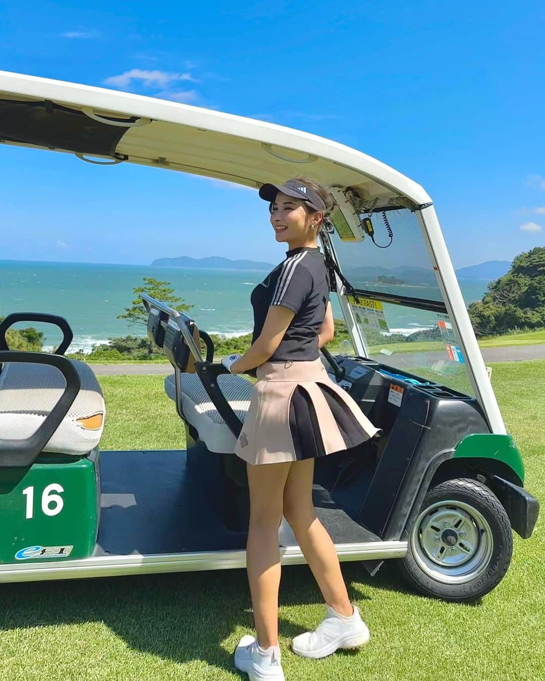 YUKAのインスタグラム：「🍃🍃 強風ゴルフ⛳️  風に負けず...あとちょい🤏 80台も見えてきた🥹❤️‍🔥  @adidasgolf  @descentegolf.jp   #golf#golfwear#golfer#高尔夫球#福岡ゴルフ#九州ゴルファー#ゴルフ#ゴルフ好き#ゴルフコーデ#デサントゴルフ#ゴルフウェア #アディダスゴルフ#ゴルフ女子##ゴルフ好きな人と繋がりたい#二丈カントリークラブ」