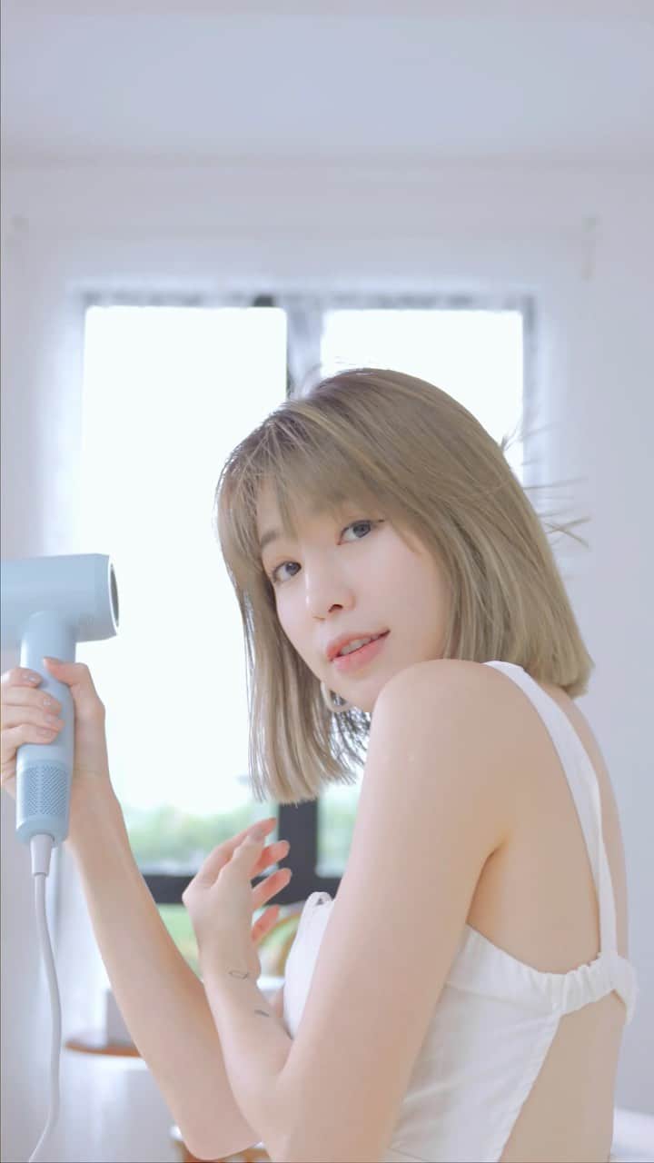 Miko Wongのインスタグラム：「BB登場Again ～   去到哪裡都要帶著它 沒有什麼能取代我的Laifen Swift SE  高風速取代高溫  兩億負離子是頭髮柔順的秘密 ❤️👻  Shopee Purchase link: https://bit.ly/3Z6mJxy Code: LAIFENMKW Promotions: RM70 off for orders over RM549 Lazada voucher link: https://bit.ly/3Z4GMwq   #Laifen #WhyLaifen #Laifenhairdryer #laifenlife #noheatdamage」