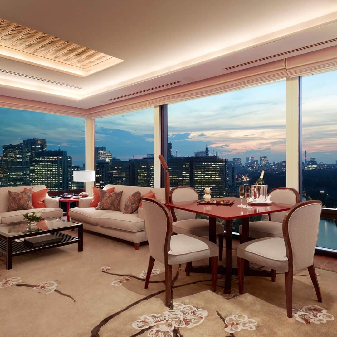 The Peninsula Tokyo/ザ・ペニンシュラ東京のインスタグラム：「陽が沈む直前に空が美しく染まっている様子をお届けします。幻想的なマジックアワーとリラックスしたホテルステイをどうぞお楽しみください♪  Every sunset is a reminder of life's beauty and a moment to pause before Tokyo's busy nightlife starts.」