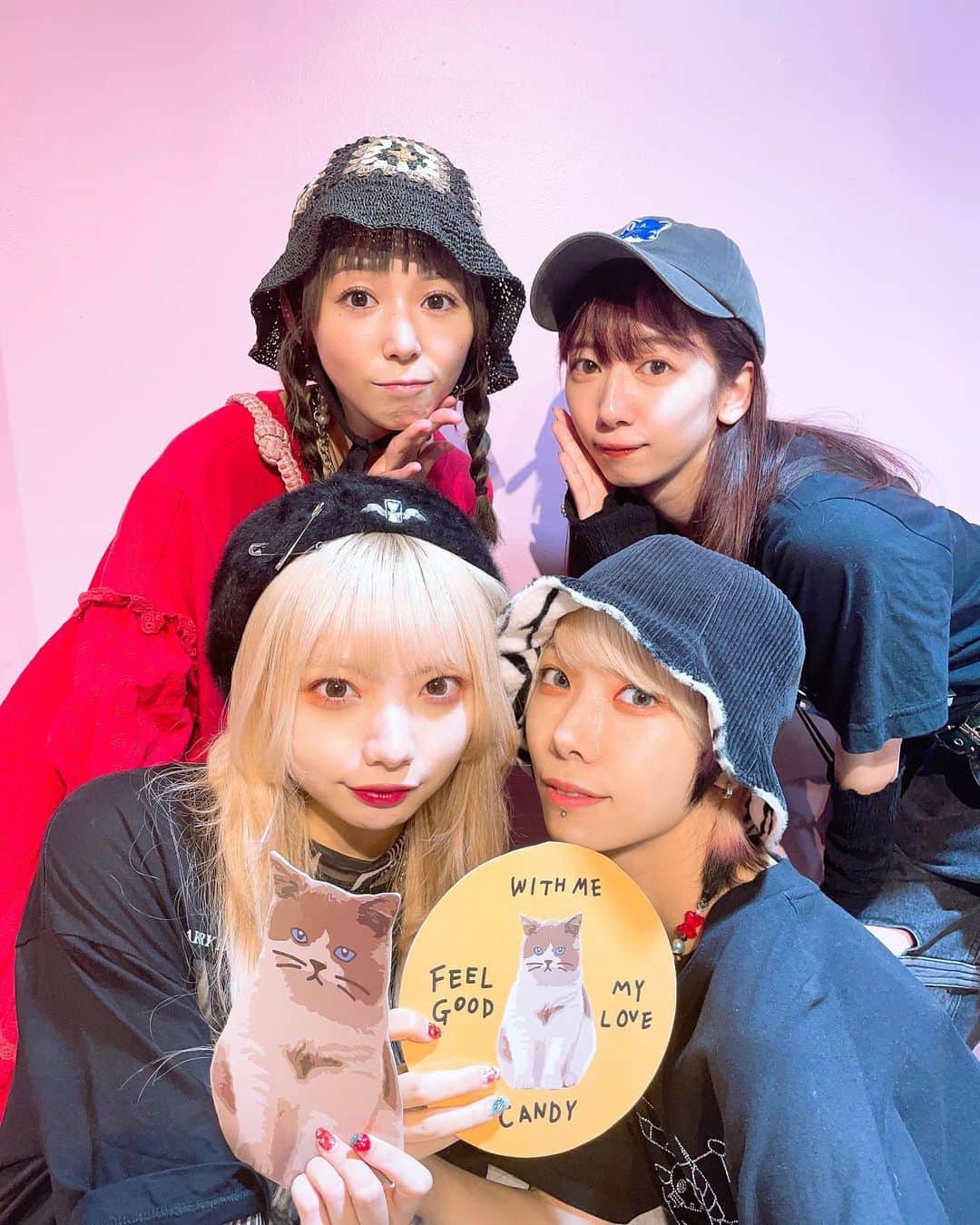 板橋よしえのインスタグラム：「. @candystripper_official 2023 WINTER & EARLY SPRING EXHIBITION 🐱DAY2  右上から時計まわりに！ @ma_yama_official  @coshotaaaan  @karen_aizome  @oobaharuka   バラバラに来てもタイミングよくバッタリしちゃう仲良しガールズたち。 いつもわちゃわちゃしててかわいいんだ。 コショージちゃんとかれんちゃんは会うたび似てきてる気がする😳❣️ はるかちゃんもりかちゃんもコショージちゃんもずーっと来てくれていてうれしいよ🥲ありがとうー🙏✨」