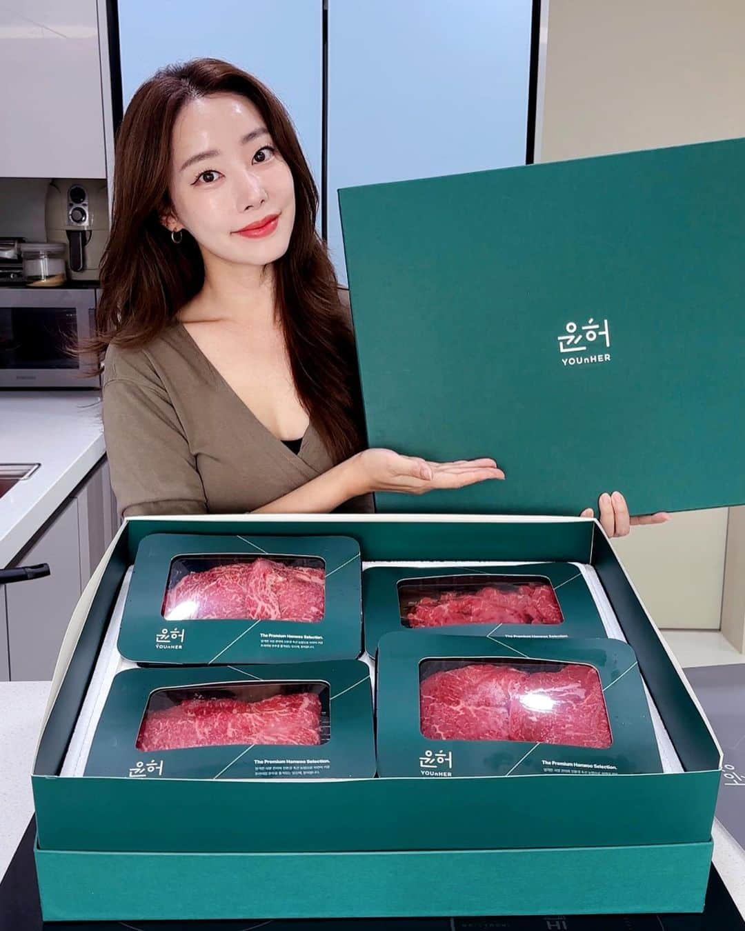 コ・ウリ のインスタグラム：「우리언니 X 윤허 🥩  안녕하세요 🙋🏻‍♀️ 우리언니에요!  올추석, 특별한 오메가 한우를 선물해보시는건 어떠세요? 얼마전 남편과 시댁 처가댁  🎁추석 선물 고민하다가  올해는 한우로 결정 ! 가격도 꼼꼼히 따져보고 또 좋은 질도 따져봐야 했기에 열심히 찾아봤는데요 ! 오잉 ? 오메가 한우 !  오메가에 진심인 저의 눈에 딱 들어왔지 뭐에요 ❣️  🔆오메가 한우  옥수수 대신 자연 조사료를 먹여 오메가 3 함량을 높여 건강하게 키워  오메가 3 : 오메가 6 = 1 : 10 이내 오메가 황금 비율의 한우 (한국영양학회기준)  📍오메가 한우로 인정된 검사 성적서 有 (충남대학교 농업과학연구소)  🔆롯데백화점 온라인에서도 만나보실수 있는 프리미엄 브랜드 윤허는요 !  🥩윤허 : 임금이 신하의 청을 허락함, 윤허를 내리다 “고객에게 최고의 미식 경험을 허락한다”는 의미의 프리미엄 한우 선물 컨셉의 브랜드에요 ❣️ 얼마나 까다롭게 엄선하는지 !!  충청도 6개 한우 조합에서 입고 단계부터 전문 시험 기관 한우 DNA 검사를 통과한 순수 한우만을 엄선하고 따스한 빛과 신선한 바람 그리고 맑은 물이 흐르는 최적의 환경에서 건강하게 키운다고 해요 !   프리미엄이라고 가격이 너무 높지 않을까? 구성이 별로이지 않을까?  ❌걱정노노 🙋🏻‍♀️ 다른곳과 비교해보셔도 자신있어~~‼️🥰🥰  구이, 요리용으로 다양하게 즐길 수 있는 부위로 구성❣️  - 오메가 한우 웰빙 특선 1호 :  등심 300g+불고기 300g+국거리 300g+사태 300g / ⭐️1.2kg⭐️ = 175000❣️   - 오메가 한우 웰빙 특선 2호 :  등심 400g+채끝 400g+불고기 400g+국거리 400g / ⭐️1.6kg⭐️ =238000❣️  다가오는 추석에 받는 분에게 품격을, 주는 분에게는 안목을 보여 줄 수 있는 한우 선물세트 어떠세요 ?  공구기간 9/11일(월) Open  9/13일(수) Close  단 3일만 진행✨ 구매는 프로필 링크 클릭❤  #윤허 #프리미엄한우 #오메가한우 #추석선물」