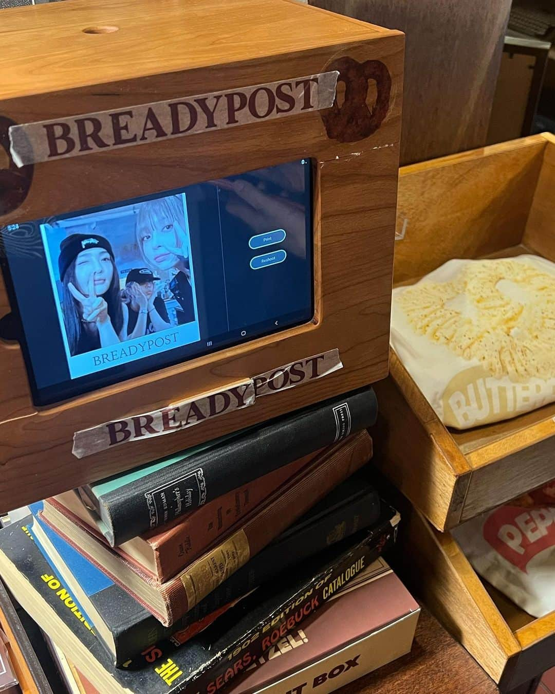 佐藤かよさんのインスタグラム写真 - (佐藤かよInstagram)「♡🥨♡🥨♡ . @breadypost_bakery  . ソンスにあるプレッツェルサンドのお店がとっても美味しくて お店も可愛くておすすめ 🍒🥨🍒🥨 . ペッパーバター🧈🧁 と チョコ🍫 が特におすすめ🥨🥨🥨 . . #韓国カフェ　#プレッツェル #韓国おすすめ #배터짐」9月7日 19時17分 - satokayo1226