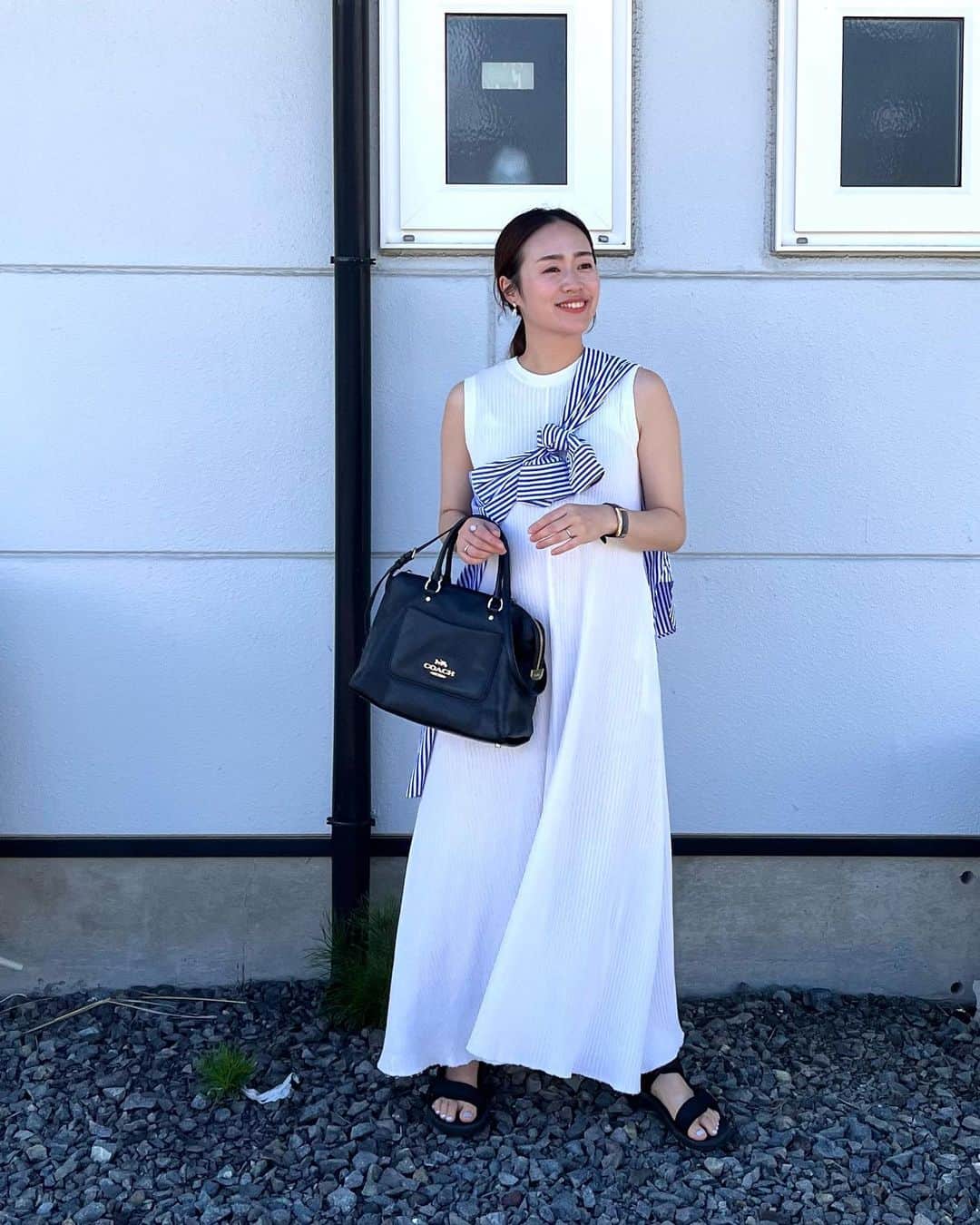 sayumi katoのインスタグラム：「夏休みのレジャーコーデ！ この日は山中湖の水陸両用バスに乗ってきました🦛🚤 @yamanakako_kaba  ⁡ 光過敏症の私はこの服装にUVカット100%の帽子&日傘、サングラスで完全防備😎(6枚目写真にタグ付けもしておきます👐🏻) ⁡ バロックパールのピアスはカジュアルな服とも馴染みがよく、かつ上品な雰囲気が出るのでよくつけています☺️ ブルーレースアゲートのリングは新作！ 発売までもう少々お待ちくださいませ☺️🙏🏻🩵 ⁡ ⁡ @umejewelry_official  #jewerly_ume#ÜME#adametrope#ユーミー#ジュエリー#天然石リング#天然石ジュエリー#ママコーデ#大人カジュアル#シンプルコーデ#ブルーレースアゲートリング#アダムエロペ #レジャーコーデ#キレイめカジュアルコーデ#バロックパールピアス」
