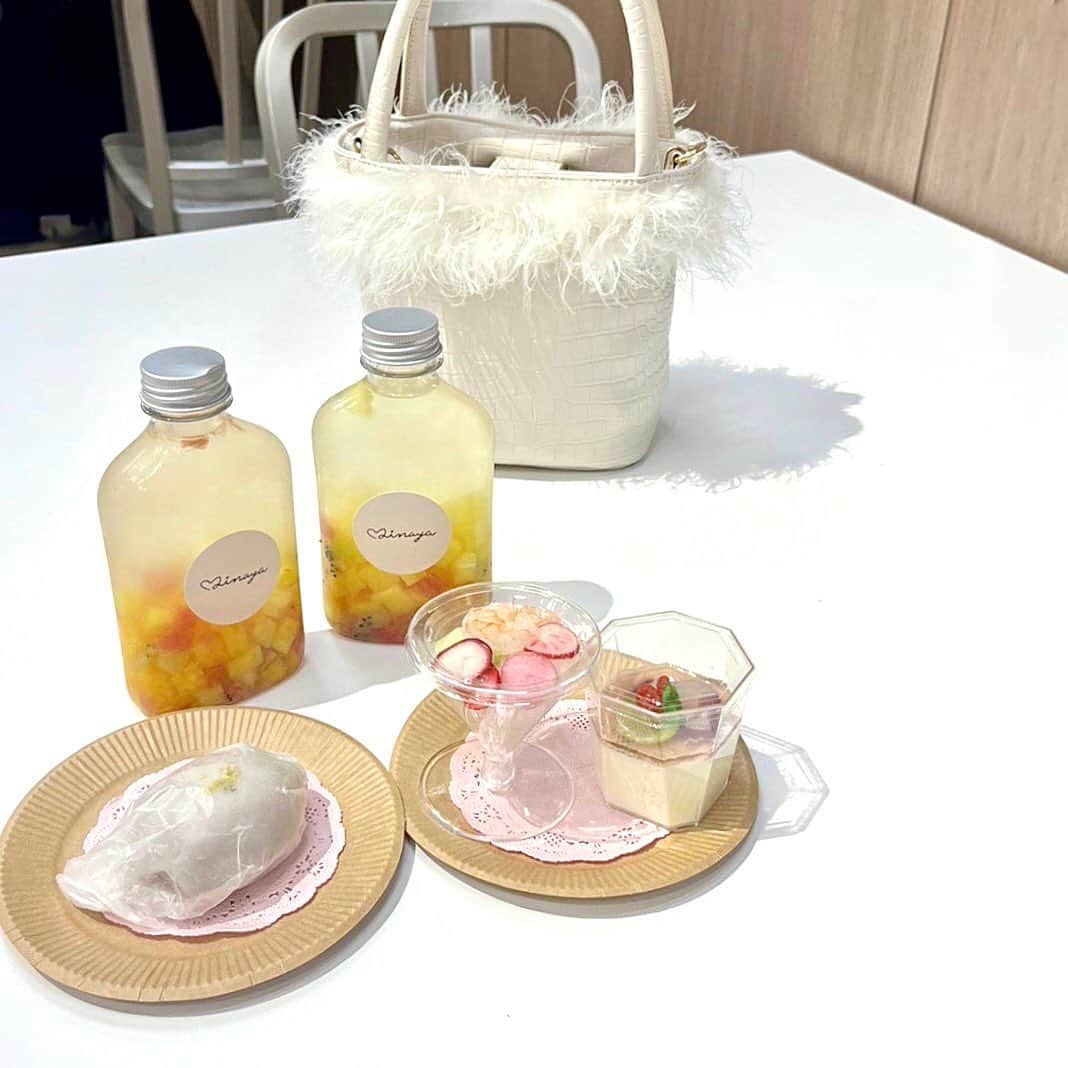 廣川奈々聖のインスタグラム：「🧁💭🦔🍒 ⁡ ⁡ この間、展示会にお邪魔しました¨̮ 🗒ᝰ ⁡ いっぱい悩んで3つのブランドで それぞれ1つずつ注文してきたよ 苦手な冬も楽しみになってきた( ;꒳​; )💭🫶🏻がんばる❄️ ⁡ ⁡ ドリンクとスイーツとちらし寿司も可愛かった〜🍣♡ ⁡(欲張ってしまった)  ⁡ ⁡ ⁡ ⁡ #展示会 #展示会巡り #redyazel #willselection #andcouture」