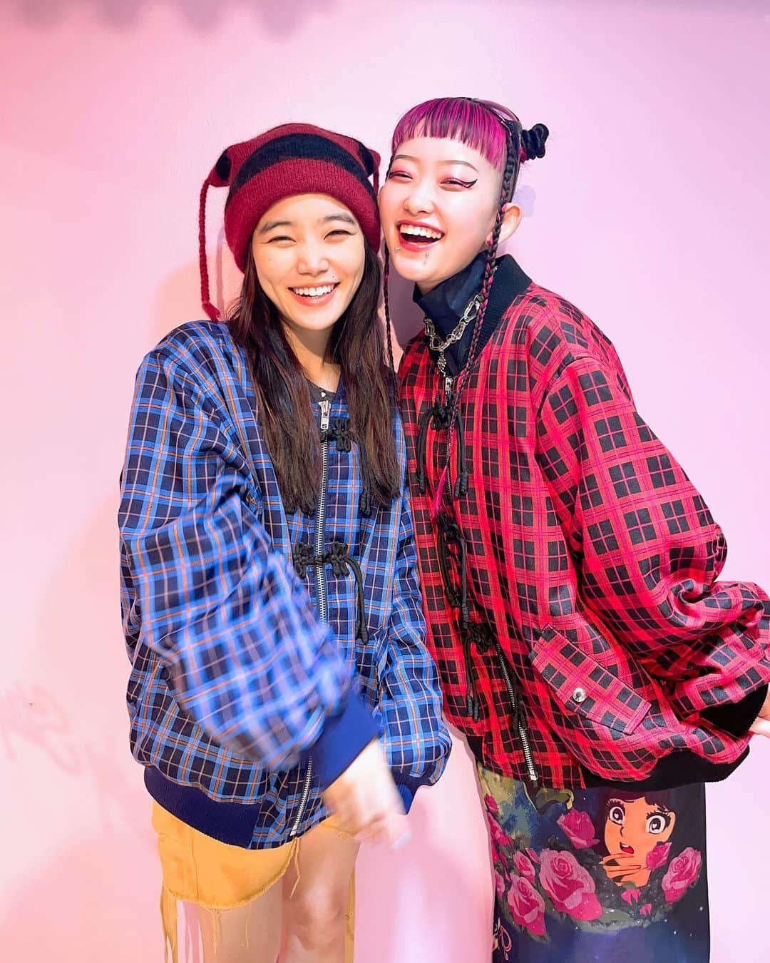 板橋よしえのインスタグラム：「. @candystripper_official 2023 WINTER & EARLY SPRING EXHIBITION 🐱DAY2  @cc_chittiii_bish & @utaha.89 💙❤️ 仲良しふたりが遊びに来てくれたあっ❣️❣️ かわいすぎて写真選べなくて全部載せちゃう 笑 年齢を全く感じさせない詩羽ちゃんの落ち着き感･･･好きだわあ！チッチちゃんが妹のようだった🤭❣️ プレスルームを見たあと、原宿店も楽しんでくれたふたり👭 また遊びにきてねー❤️💙❤️💙」