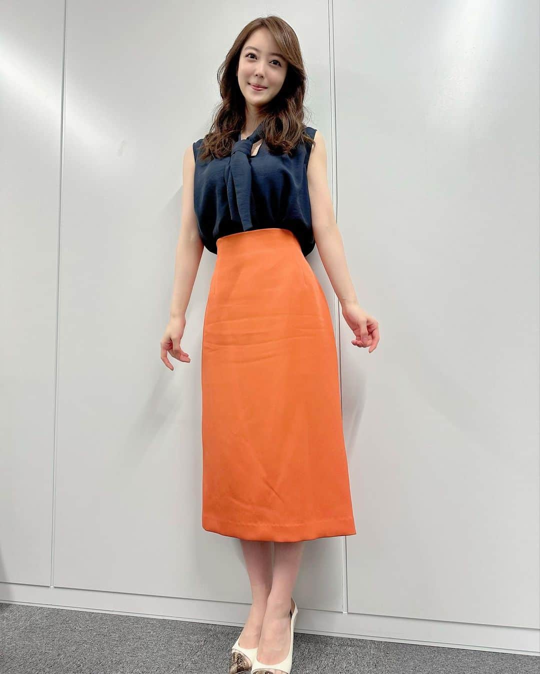 上野愛奈さんのインスタグラム写真 - (上野愛奈Instagram)「． パッと明るいオレンジ色のスカートが印象的でした🍊🍊ネイビーのトップスとの組み合わせも素敵☺️  #ネイビーブラウス #オレンジスカート @lounie_jp  #アクセサリー @osewaya_official」9月7日 19時11分 - ueno_aina_816