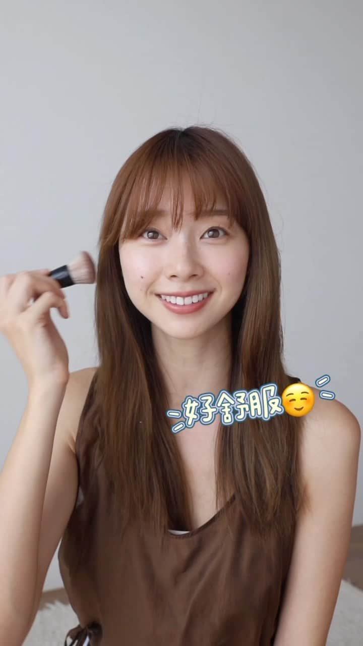 吳斐莉のインスタグラム：「從以前到現在試過各種底妝刷具 得出的解答就是⋯ 越密的刷子上妝越沒有刷痕 而且可以很輕薄服貼  嬌蘭我用2、3年有了～ 一開始用有點紮皮膚 但用久了就不會了 超密的刷毛讓人一用就上手 還以為自己化妝技術變好了🤣 短手柄拿起來很穩 攜帶也很方便～  妝漾 @beautyoung.official 是最近新發現 #經典原木斜角底妝刷  不僅刷毛非常親膚柔軟 價格也非常親民🥹 而且刷起來光澤維持很好 長手柄拿起來也很順手 是支無可挑惕的底妝刷  總之這兩支都是我的心頭好💕 好的刷具可以讓妝感更細緻」