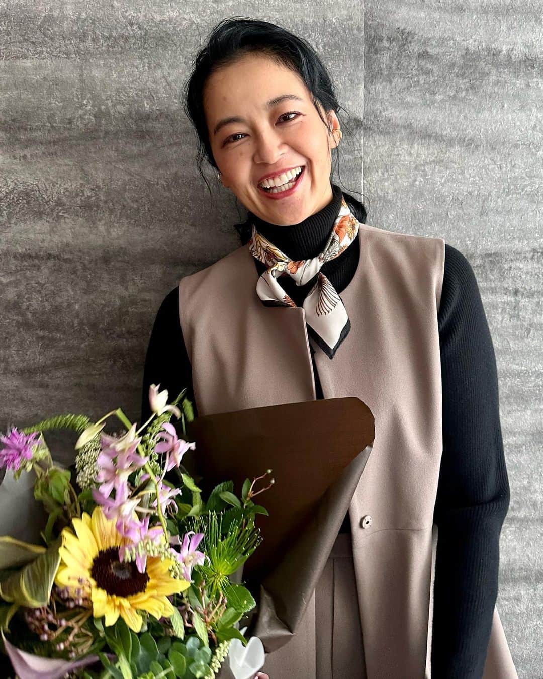 のインスタグラム：「皆さん、こんばんは〜😊 お仕事は終わったかな？ 日も短くなって、夕方なんかは風も涼しくて、 気付いたらなんだかもうすっかり秋な感じだよね〜。  写真はElura（エルーラ）2023 AUTUMNの撮影が アップした時の。今の季節にぴったりの装いだけど、 撮影は夏だった（笑）撮影あるあるです😆  今回は『悩み時間”ゼロ”服』 SPECIAL MOVIEもあるから、是非チェしてみてね😘  https://www.dot-st.com/elura/cp/lookbook2023autumn  #秋冬コーデ#エルーラ#elura#黒谷友香」
