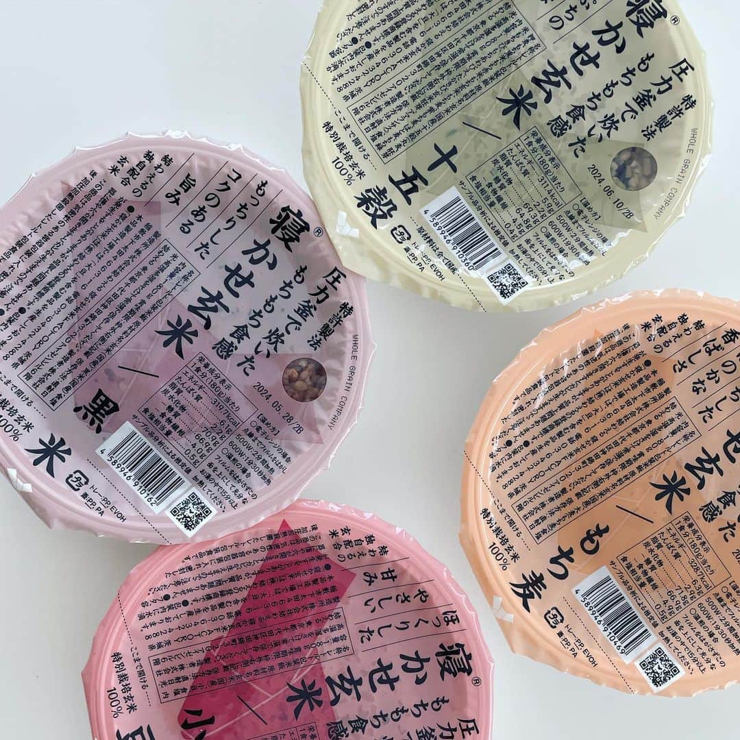 望月理恵さんのインスタグラム写真 - (望月理恵Instagram)「梅干しと寝かせ玄米  最近のブームです。 朝食べたり、お昼に食べたり 夜に食べたり、おやつに食べたり 寝る前に食べたり(ダメなやつ〜)  赤紫蘇梅干しと白梅干し 上手くできました笑  寝かせ玄米、自分で作れず @yuwaeru.online  もちもちして美味しいのです😋  #手作り梅干し #ご飯と梅干し最高」9月7日 19時14分 - mochiee28