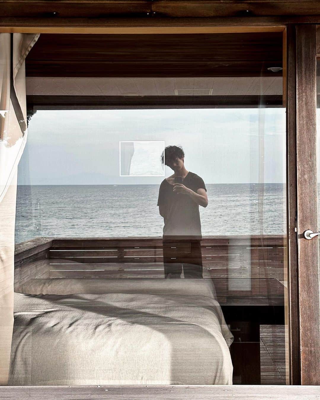 ロビンのインスタグラム：「I like zoning out on the shore.」