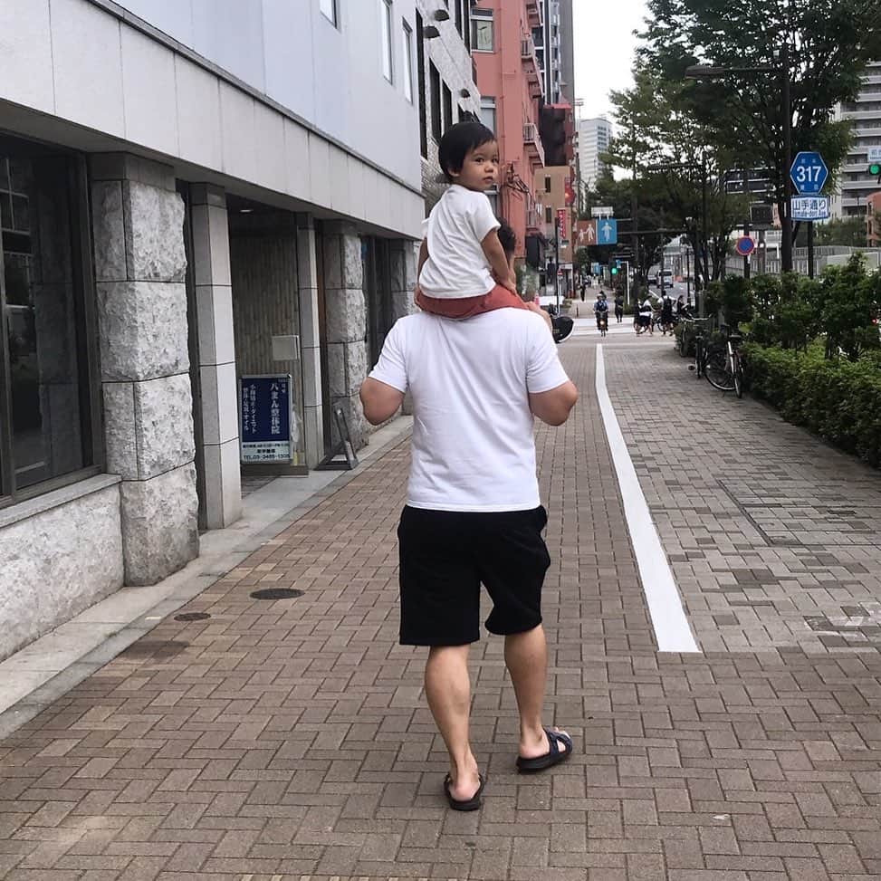 山本栄治さんのインスタグラム写真 - (山本栄治Instagram)「保育園帰り  最近の一嬉は  歩いて帰らず  肩車を要求してくる  『歩きなさい』と言いたいが  肩車出来る日は限られてる  出来る内に  いっぱい👍👍  #肩車 #親子 #息子」9月7日 19時25分 - eiji7115