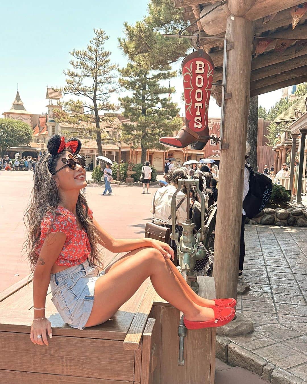 KONDOUMIYUのインスタグラム：「⁡ ⁡ ⁡ #ディズニーコーデ 🐭 ⁡ 赤のモカシンが履きたくて 今回はミニーのカチューシャにした 👩🏽‍🦱❤️ ⁡ ⁡」
