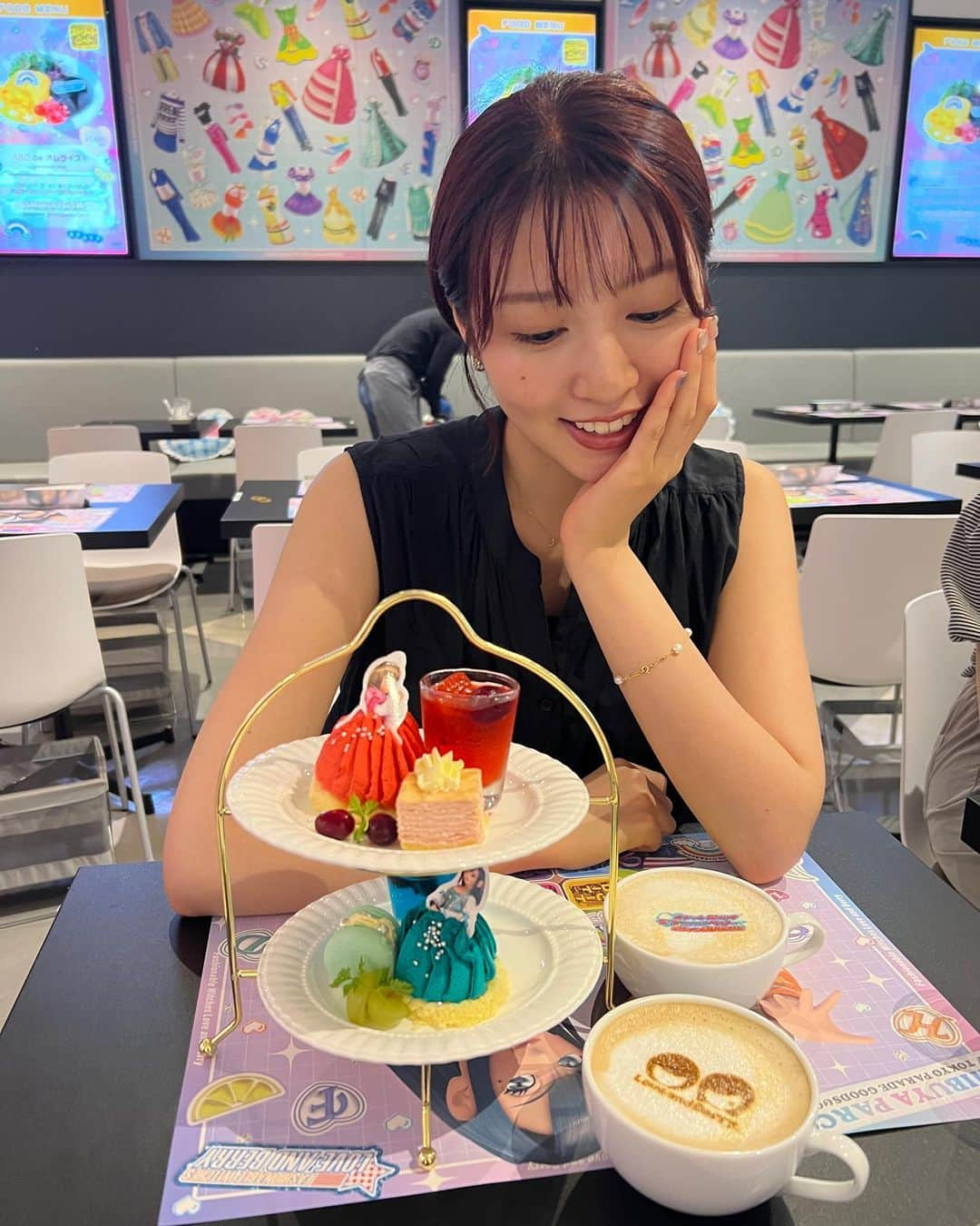 青島妃菜のインスタグラム：「ラブベリカフェ✨✨ 父に100円をどうやってたかるかが肝心だったこのゲーム。 姉より良いカードを貰えるかが肝心だったこのゲーム。」