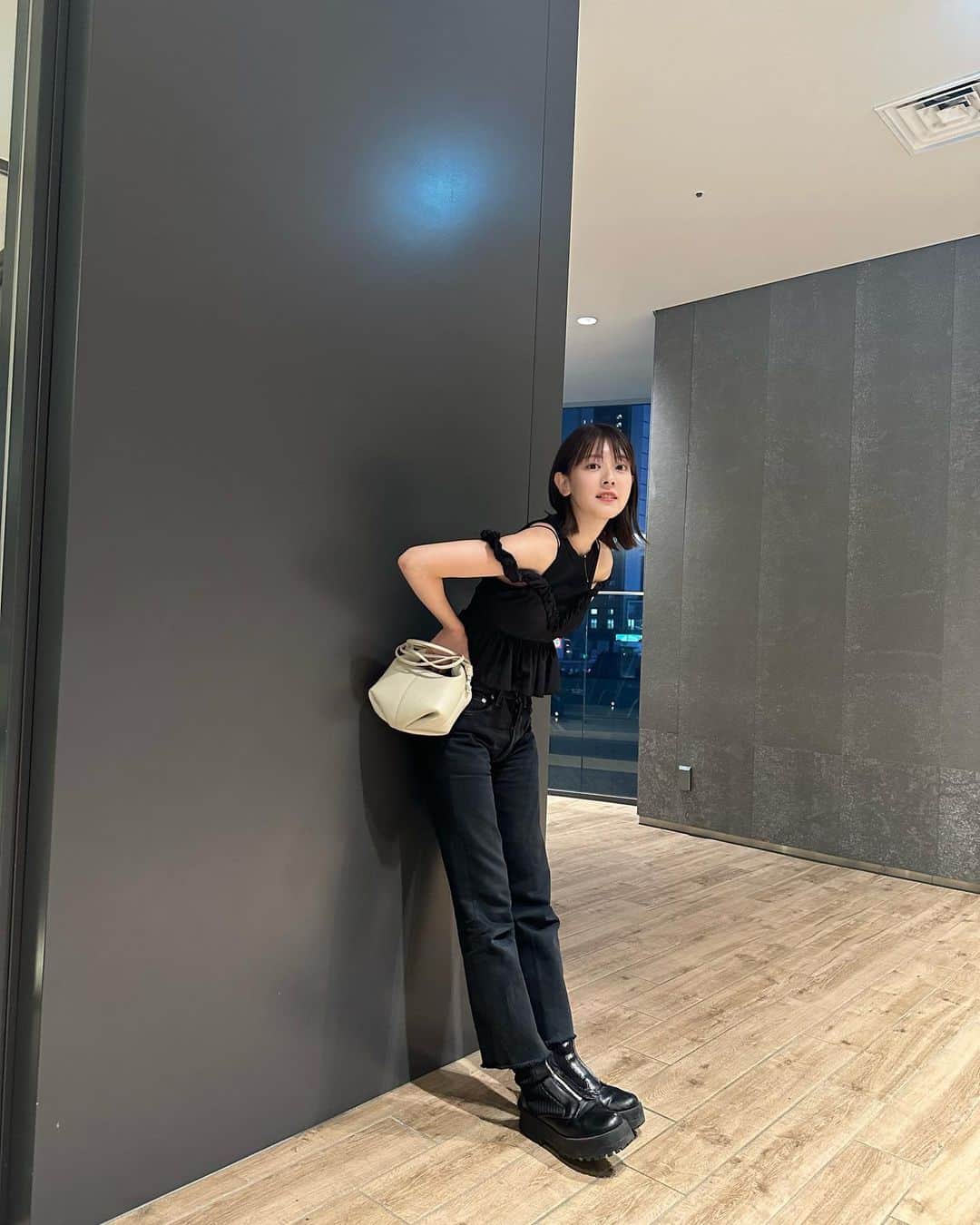 のインスタグラム：「⁡ 友達とお揃いでオーダーしたトップス🐦‍⬛ ブーツ合わせで秋意識してみたけど、まだ暑かった。笑 #水上的私服事情」