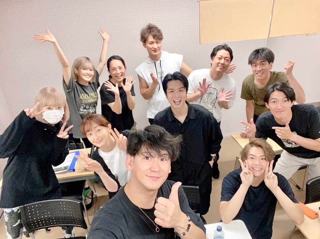 花總まりのインスタグラム：「コンサートのオケ合わせで。 後ろの席だった昆ちゃんと万里生くんと写真を撮っていたらみんなで撮ろうということになり😊 私は20日からでーす♪ #シアタークリエ #会う人会う人みんなに「南インド行ってたんですよね」って言われる #かなり噂になっていたらしい。。」
