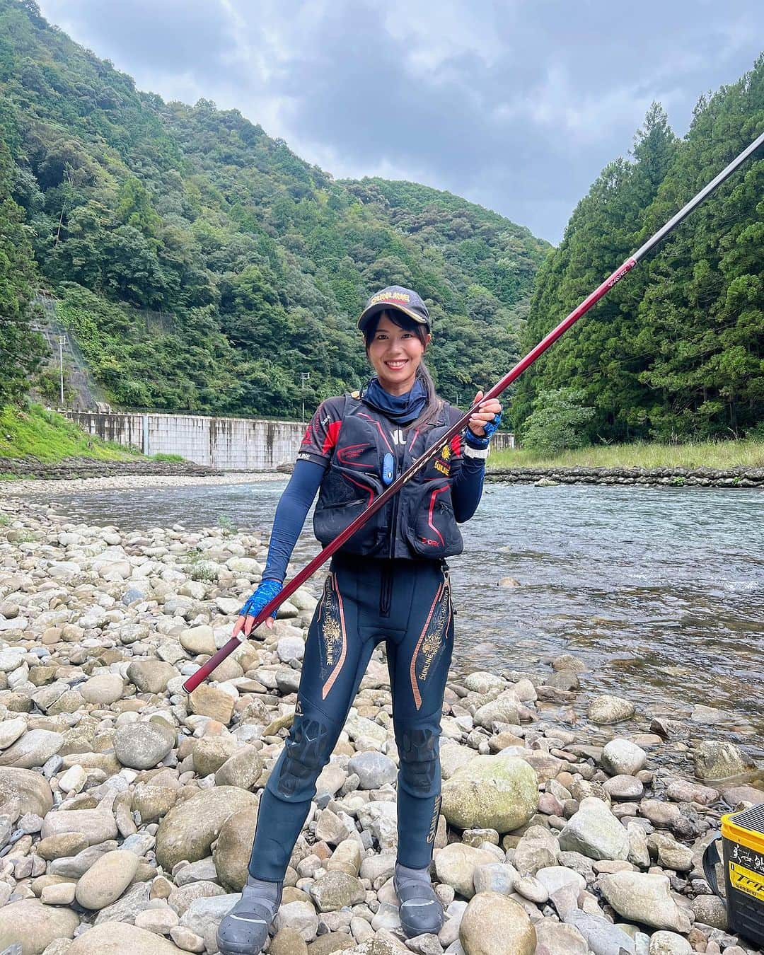 そらなさゆりのインスタグラム：「⁡ ⁡ ⁡ 今日はプライベート鮎釣り！ 念願の90！！新竿入魂しに来た！ ⁡ ⁡ ダイワ 銀影競技A H90 ⁡ ⁡ ⁡ #鮎釣り #友釣り #釣り #fishing #和歌山 #古座川 #ダイワ #daiwa #銀影 #田上おとり店」