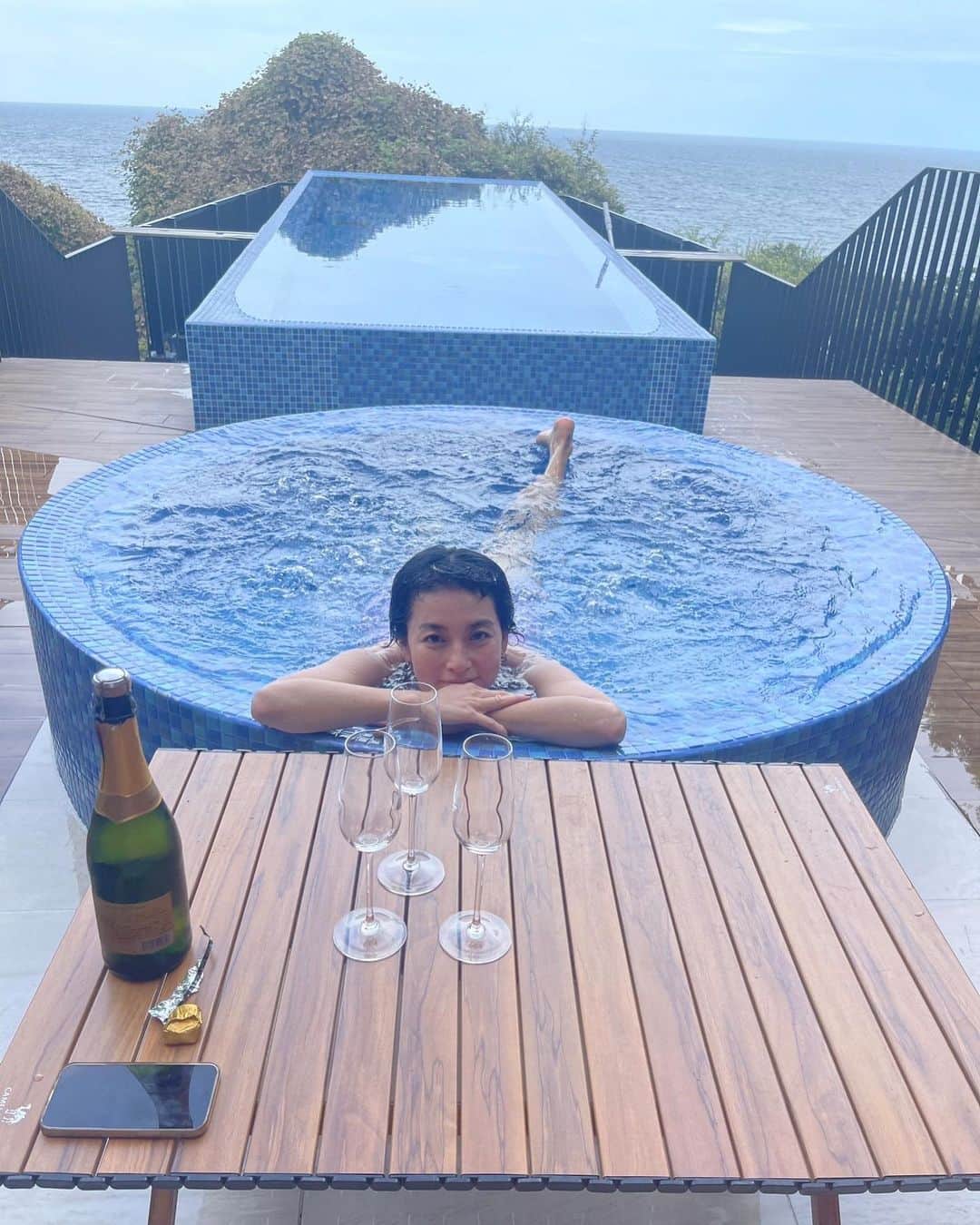 桃生亜希子さんのインスタグラム写真 - (桃生亜希子Instagram)「旅3日目は、熱海の素敵なお家で自由気ままに、ゆっくり過ごす。✨ 　 　水平線が見渡せるプールやお風呂に入ったり、ワインを飲んだり、 夜更けまで音楽を聴きながら思いっきり楽しんだ。✨ 　 　今年の夏も、ありがとう🌞🌕」9月7日 19時23分 - pinokosugar