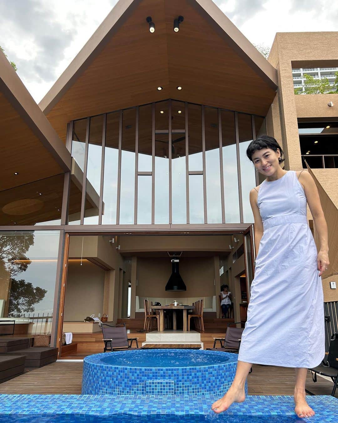 桃生亜希子のインスタグラム：「旅3日目は、熱海の素敵なお家で自由気ままに、ゆっくり過ごす。✨ 　 　水平線が見渡せるプールやお風呂に入ったり、ワインを飲んだり、 夜更けまで音楽を聴きながら思いっきり楽しんだ。✨ 　 　今年の夏も、ありがとう🌞🌕」