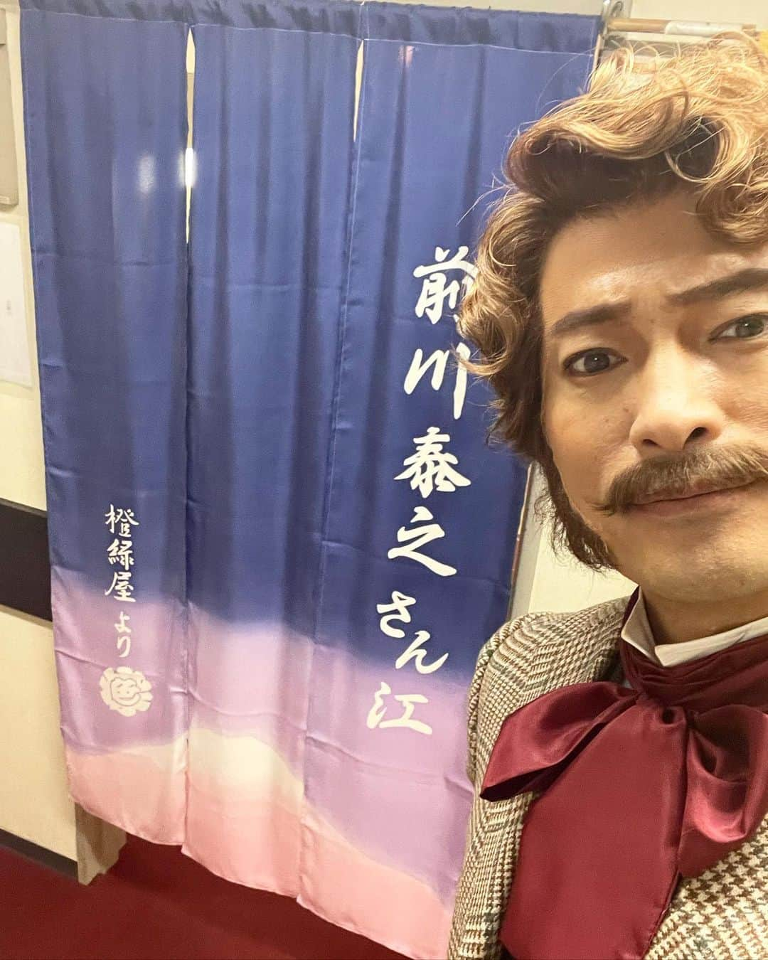 前川泰之さんのインスタグラム写真 - (前川泰之Instagram)「素晴らしい楽屋暖簾をいただいてしまった。  友禅染めを生業としている高校時代の友人J君から、今回の舞台『ふるあめりかに袖は濡らさじ』の出演のお祝いにと、『プレゼントするよ』と申し出をいただき、、そんなたいそうなものをいただいて良いものか悩んだけど、『初めての暖簾作りは自分の挑戦にもなるから』と有り難い言葉も後押しになり、お願いすることにした。  以前からお気に入りだったJ君の染めたスカーフの色合いが大好きで、その色味の名前は『夜明け』。 だから今回の暖簾も是非『夜明け』の色味で、僕の大好きな富士山をモチーフに入れてもらう事に。  実はこの富士山、僕が一昨年の元旦にスマホで撮った富士山の写真から形どって起こしてもらいました。だから僕がいつも見てる富士山のシルエットそのもの。それもまた嬉しい。  J君とはここ数年急に近しくなったんだけれども、仕事は違えども仕事に対する向き合い方がお互いに共感出来る事が多かったり、染め物以外の時間にも動植物の絵を描いたり、字を勉強したり、自分のスキルアップに余念が無いところは非常に尊敬していて。いつも良い刺激をもらっているし、このところは僕の舞台も続けて観に来てくれていて、彼も彼で僕から刺激を得てくれているそう(恥ずかしながら)。  そんなこんなで、今は楽屋にこんな素敵な暖簾がかかっていて、毎日気分が上がります。せっかくなので制作途中の写真も載せておきますね✋🏻 あ、あとモチーフになった元旦の富士山も🗻。  50歳という節目を迎える年に、素敵な仕事に出逢う事ができて、そのお祝いに素敵な暖簾を作ってもらう事ができて、ほんとに感無量としか言いようがなく。  夜明けの富士山は、太陽が当たってピンク色に染まって輝くんですよ。 それが僕は大好きで。 もうすぐ50になるけども、それが僕の新しい夜明けになれば良いと思うし、富士山のように、、というのはおこがましいけれども、陽を浴びて輝けるようにまたこれから更に精進していこう、という決意になりました。  長々、、失礼しました。想いが溢れてしまいました。ご勘弁を。  #いただきもの　#楽屋暖簾　#友禅染め #富士山　#初日の出　#持つべきものは友 #ふるあめりかに袖は濡らさじ  #大竹しのぶ　さん #風間杜夫　さん #美村里江  さん #薮宏太　さん #徳井優　さん #山口馬木也　さん #新橋演舞場」9月7日 19時25分 - maekawa_yasuyuki_official