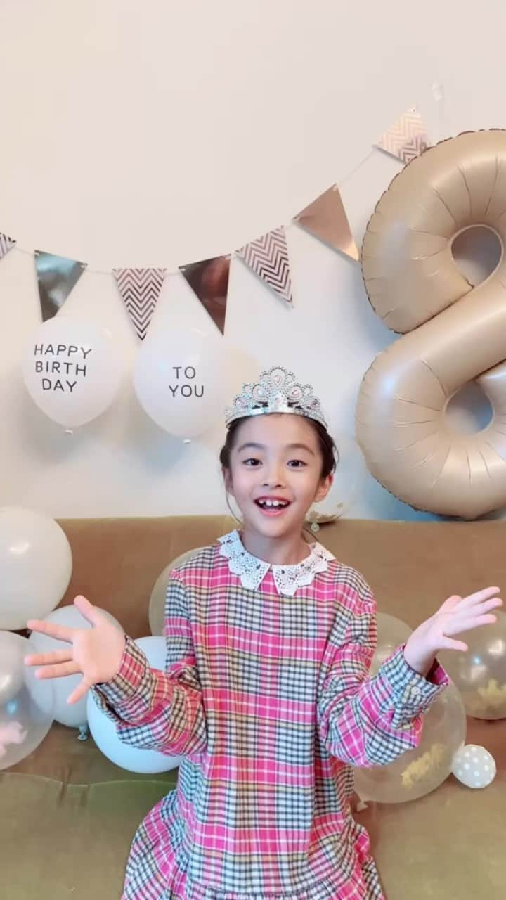 小水彩のインスタグラム：「8歳のお誕生日おめでとう💓　天真爛漫のままでよい💓人様に迷惑をかけないのであれば自分らしく自由に生きてよい💓　そんな青がママも大好きだ💓 ママの娘に生まれてきてくれてありがとう💓毎日ありがとう💓  #誕生日　#birthday」