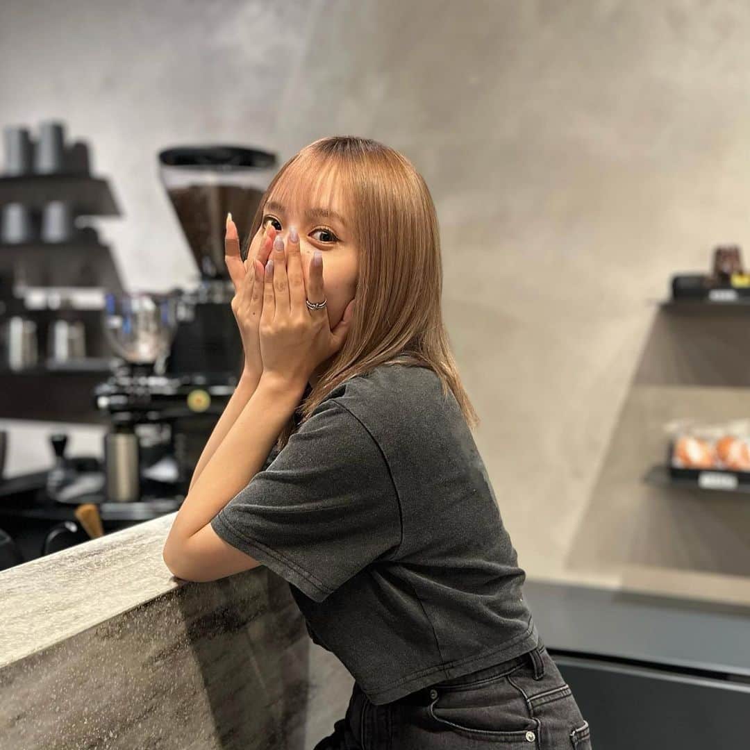 加藤愛永のインスタグラム：「気づけば全身グレーだった日🔗🩶 . 美容院行く前は帽子被ってて それもグレーだったから本当にグレーマン☁️ わ、写ってないけどバッグもグレーだ... . @grl_official のデニムカーゴパンツ 足長く見えるめちゃくちゃおすすめです☑️ . . #grl #グレイル #骨格ナチュラル  #低身長コーデ #ハイトーンカラー #ハイトーン」