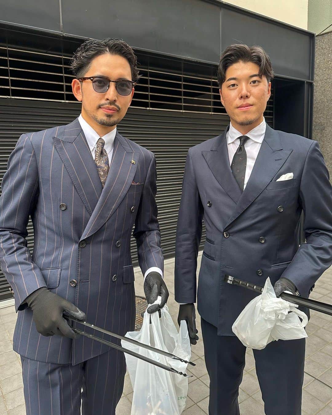 ken_navyのインスタグラム：「他の投稿は @ken_navy をご覧下さい🫶❣️  ゴミ拾い始めました🗑️❣️  どうせやるなら、ゴミ拾い、ゴミを捨てないことはカッコいい事だよって感じて頂きたいのでビシッと服装もキメて。  ゴミ拾うと気分が良くなるね！  ブレイキングダウン選手の @shimomichelin  シモミシュランさんが毎日継続されていてかなり感化されました‼️  僕も継続していきます😆  ーーーーーーーーーーーーーー 🌕貴方のいいね、コメントが募金されます🍂 募金活動しています！ 投稿のいいね数×1円とコメント数×5円 を月末に集計して 様々な場所へ募金をさせて頂きます。 ９月は公益財団法人どつぶつ基金へ募金しますのでいいね、コメントをお願いします🙇‍♂️ ーーーーーーーーーーーーーー  参考になればいいね👍コメント📝保存💽 お願いします🫶❣️  #メンズファッション #メンズコーデ  #ファッションモデル  #アパレル #デザイナー  #アパレル社長 #オーダースーツ #オーダースーツ大阪 #今日のコーデ #ファッションの悩み #ゴミ拾い #一日一膳」