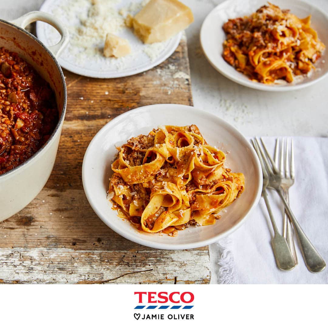 Tesco Food Officialさんのインスタグラム写真 - (Tesco Food OfficialInstagram)「Get back-to-school-ready with @jamieoliver's Batch-it-up family Bolognese. It's packed with delicious veg and lentils, so the mince goes further, and is super-quick to make. Leave it to tick away on the hob this weekend, then freeze in batches for amazing, hassle-free midweek meals. Tap the link in bio for the recipe. #TescoandJamie」9月7日 19時30分 - tescofood