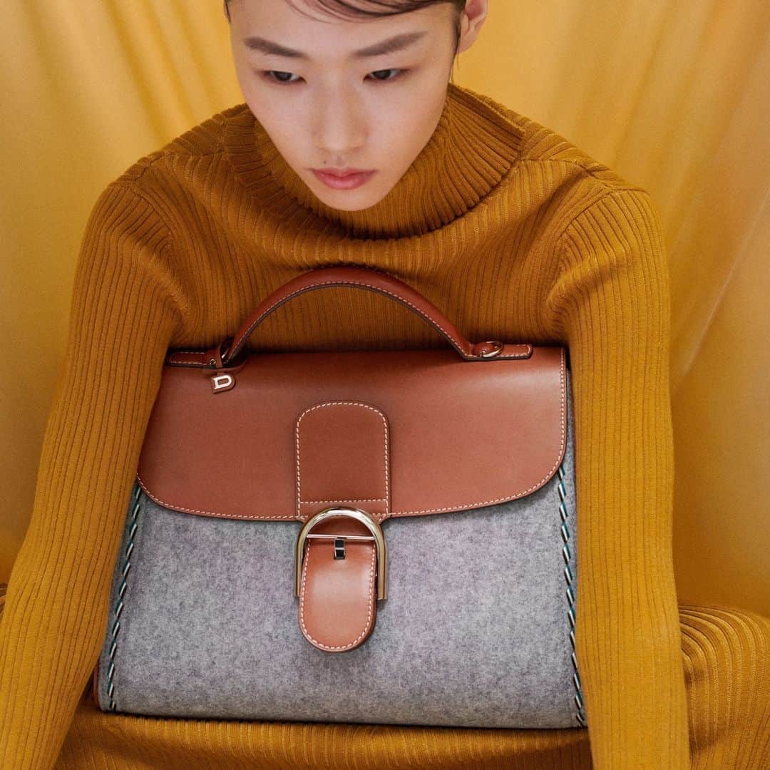 デルボーのインスタグラム：「Contrast and complement. ⁣ ⁣ Delvaux’s Felt Touch collection reimagines house emblems, such as the Brillant GM, in exquisite grey felt, crafted from 100 percent French wool, and supple calf leather in tawny cognac. Handmade in our French and Belgian ateliers for timeless elegance. ⁣ ⁣ #Delvaux」