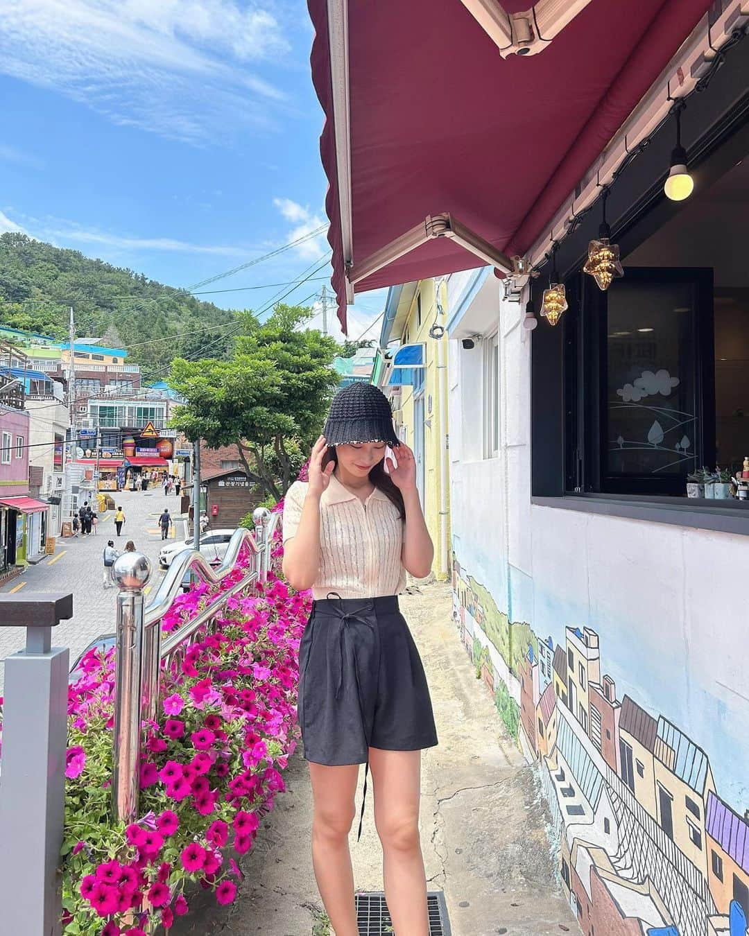 鈴元まいのインスタグラム：「6月に初めて行った釜山♡ 写真がありすぎて選べなくてだいぶ遅くなってしまったけど、思い出載せていきます😂 カラフルな街並みが有名な甘川文化村で韓服借りて観光した写真🩵  #韓国旅行 #釜山 #釜山旅行 #甘川洞文化村 #甘川文化村」