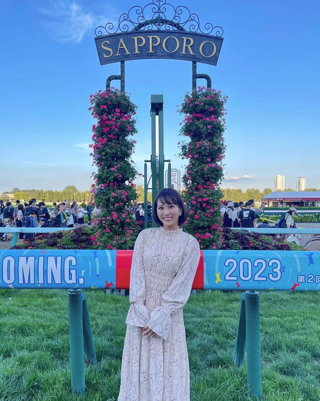 森田真理華のインスタグラム：「夏競馬お疲れ様でした🍉 夏の最後を札幌で過ごせたのは 本当に最高の思い出になりました🦖💛  タートピッ！のリポーターになってから 最初の年の北海道開催から 競走馬の虜になったので 私にとっては大好きな思い出の場所🫶  終了後の馬場開放も初めてで 内馬場が荒れてる部分が どれだけ走りにくいか よーくわかりました。（笑）  競馬以外にもゴルフ、野球、ご飯と、 色んな方に会えて 色んなところに連れて行っていただいて、 協力していただいて、たくさんの出会いもあって、 ハッピー続きの最高の旅になりました🫶  また秋も皆さんに早くお知らせしたいこともあるので 楽しみにしててください☺️ 秋も頑張りまーす🍂💛  #夏競馬#北海道#札幌#札幌競馬  #札幌競馬場 #馬場開放 #競馬場 #競走馬#ジンギスカン#締めパフェ #エスコンフィールド  #エスコンフィールド北海道 #日ハム#ゴルフ #競馬#タートピッ」