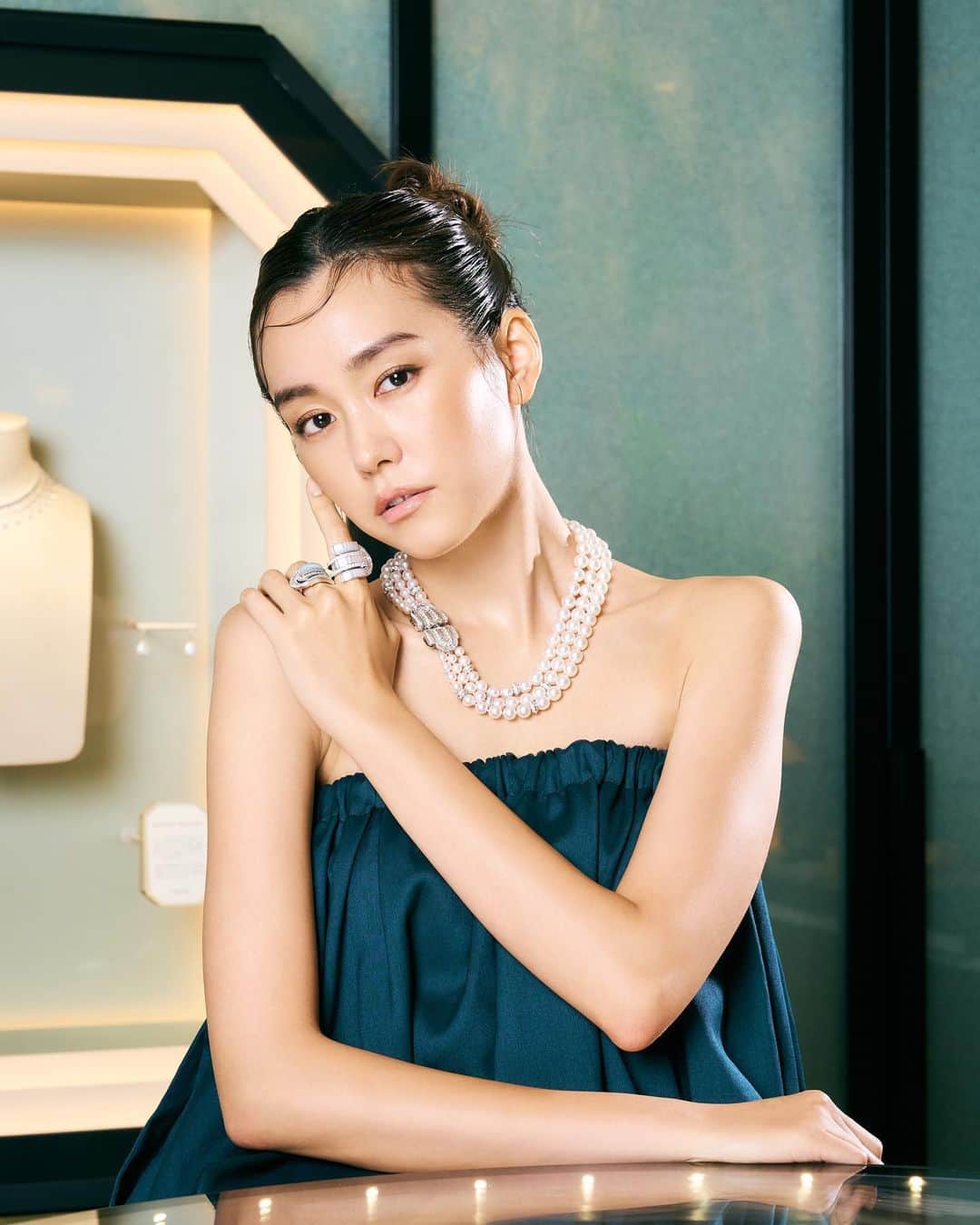 のインスタグラム：「明日、BOUCHERONが銀座中央通りに新店舗をオープン。 自然をテーマにしている店舗で店内には木や葉っぱのモチーフにがたくさん🍃 パリの本店に次ぐ大きな店舗なのでジュエリーも見応えたっぷり。 美しいジュエリーを身につけて気分が高揚しました🥹🥹🥹 #BoucheronGinza #Boucheron」