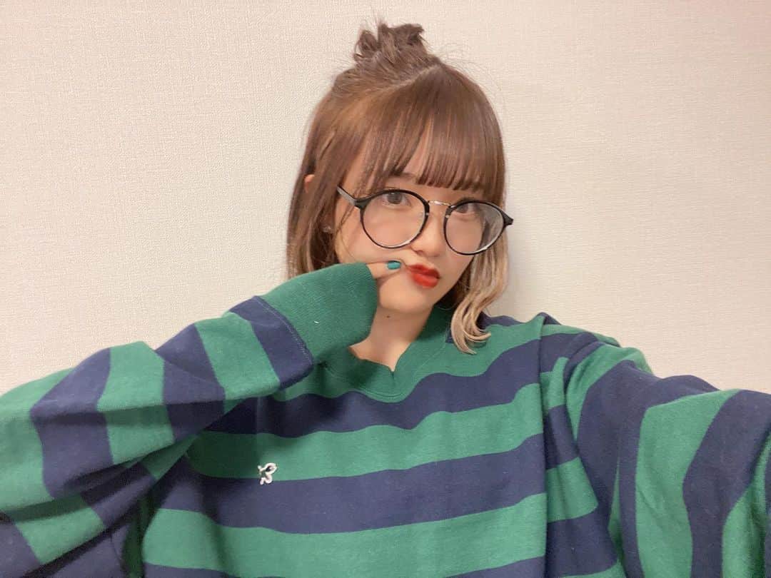 こねねこのインスタグラム：「ボーダースウェット！🦊  ((1年前の写真))  お団子×スウェット×伊達メガネ  に、ハマっていた頃です  フリークスストアさん可愛くて今も好き  @freaksstore_official   #ボブ #ボブアレンジ #インナーカラー  #スウェット #ボーダー #伊達メガネ  #黒縁メガネ #低身長コーデ」