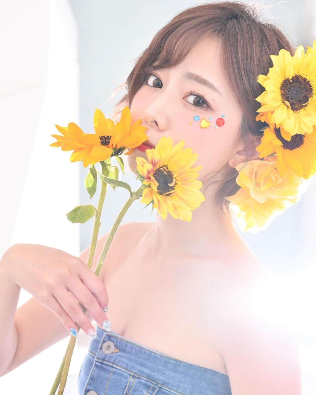桑原茉萌さんのインスタグラム写真 - (桑原茉萌Instagram)「私が黄色とひまわりがイメージになったのはみんなが照らしてくれたから🌻💛💛  出逢ってくれて見つけてくれたみんなには感謝しかない🥹✨ありがとう🌈✨  #me #fyp #sunflower #ひまわり #向日葵 #🌻」9月7日 19時36分 - cindystory__