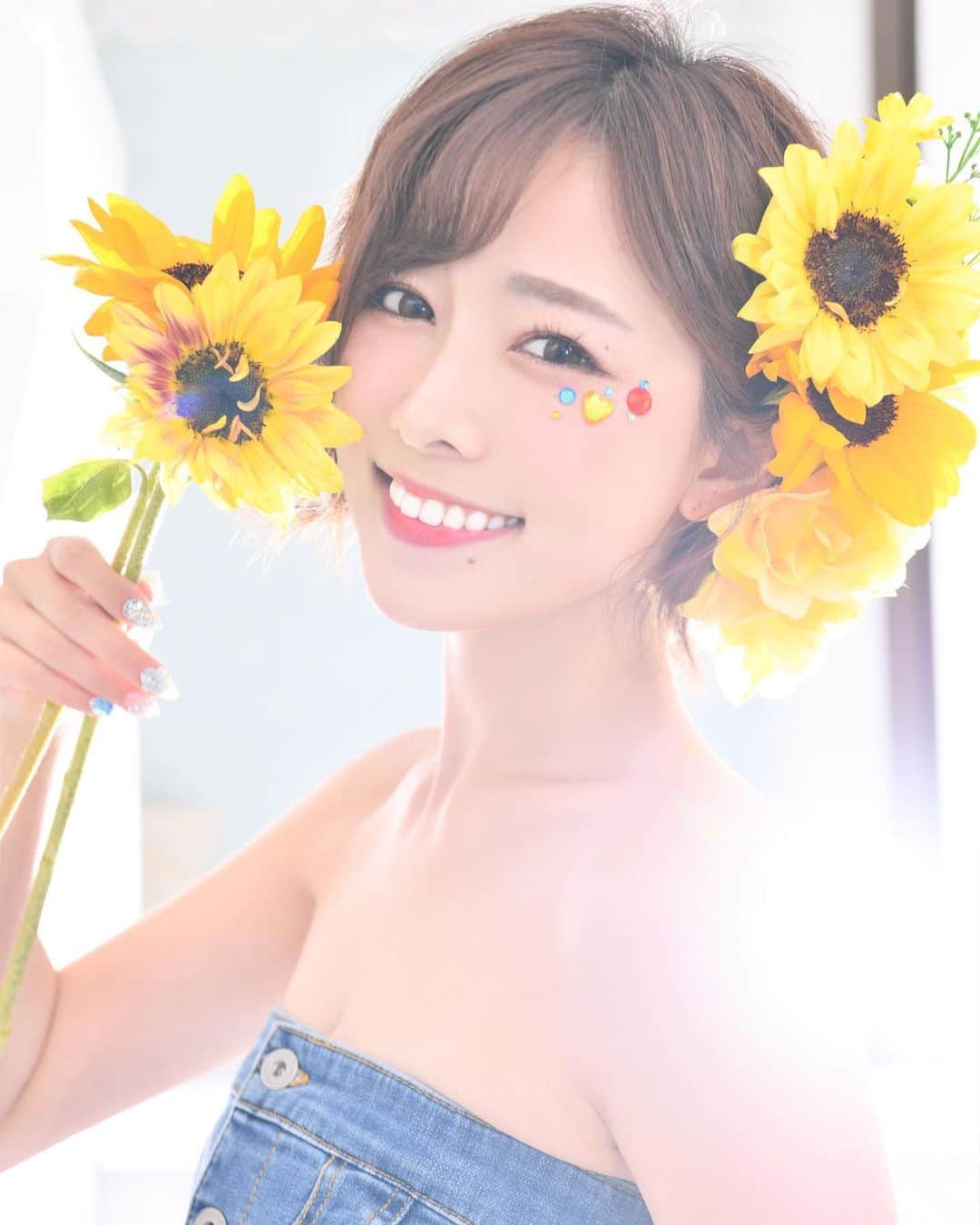 桑原茉萌のインスタグラム：「私が黄色とひまわりがイメージになったのはみんなが照らしてくれたから🌻💛💛  出逢ってくれて見つけてくれたみんなには感謝しかない🥹✨ありがとう🌈✨  #me #fyp #sunflower #ひまわり #向日葵 #🌻」