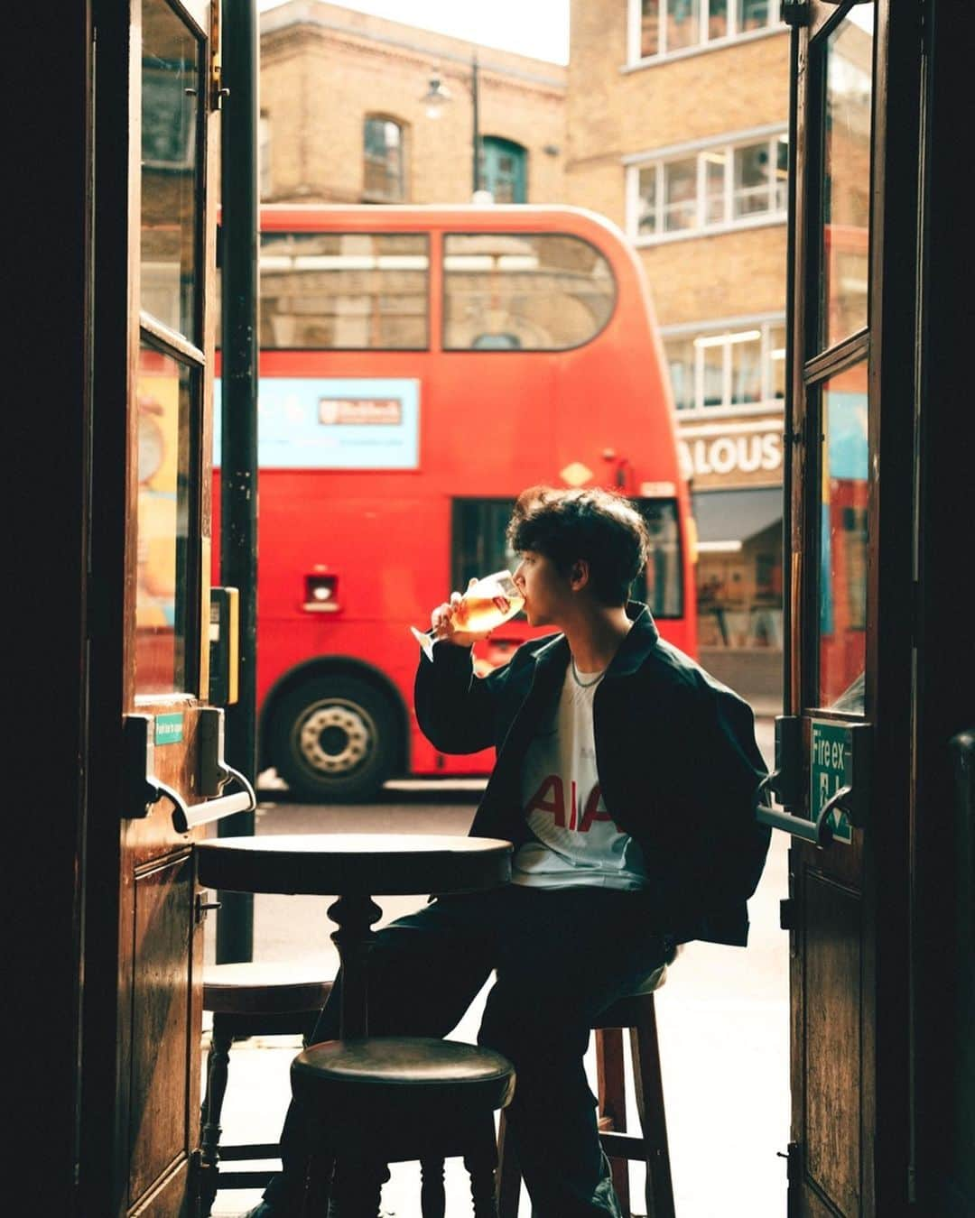 バロ さんのインスタグラム写真 - (バロ Instagram)「London🇬🇧💙 X @jinifoto   토트넘 경기는 일정내에 없어서 못보지만 런던까지 왔으니 토트넘 유니폼은 입어줘야지🤍Tottenham hotspur🤍 @spursofficial   #london #spurs #tottenham #sony #son7」9月7日 19時37分 - baroganatanatda