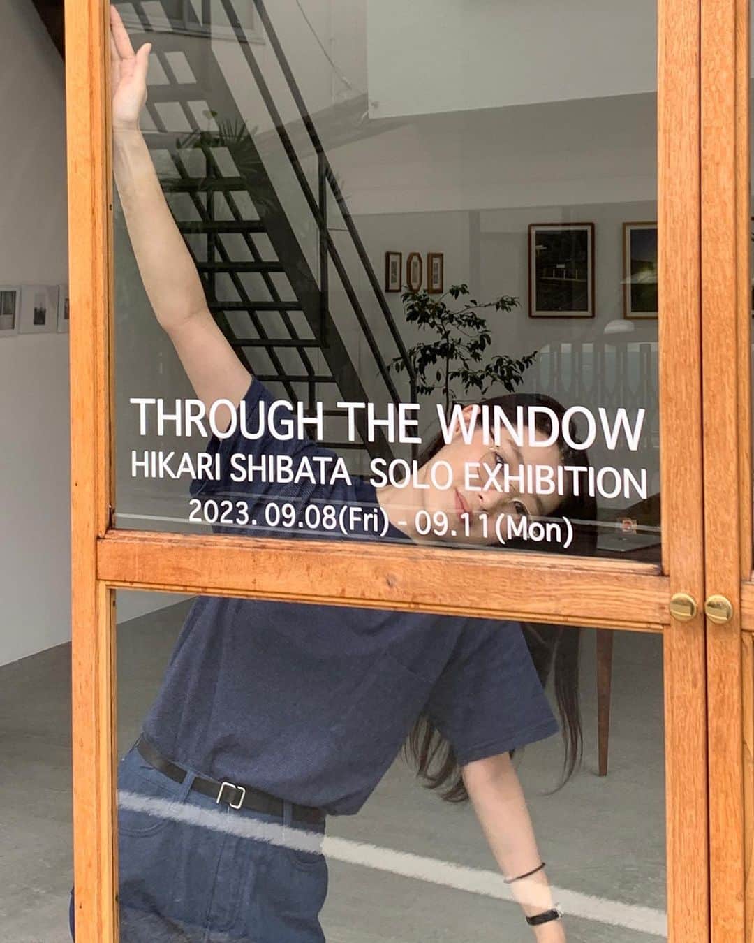 柴田ひかりのインスタグラム：「明日から展示が始まります😚 YouTubeでも準備の様子を速攻編集してあげたので、ぜひそちらもよろしくです。笑 台風が来てるみたいなので無理のない範囲でお越しください！ 4日間楽しみだ〜」