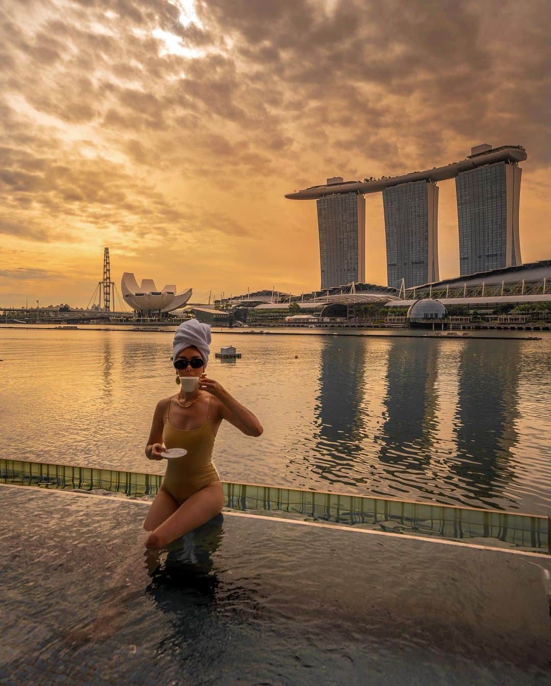 タラ・ミルクティーさんのインスタグラム写真 - (タラ・ミルクティーInstagram)「Sunrise heat. From my favourite stay in Singapore @fullertonbayhotelsg 🌅」9月7日 19時40分 - taramilktea