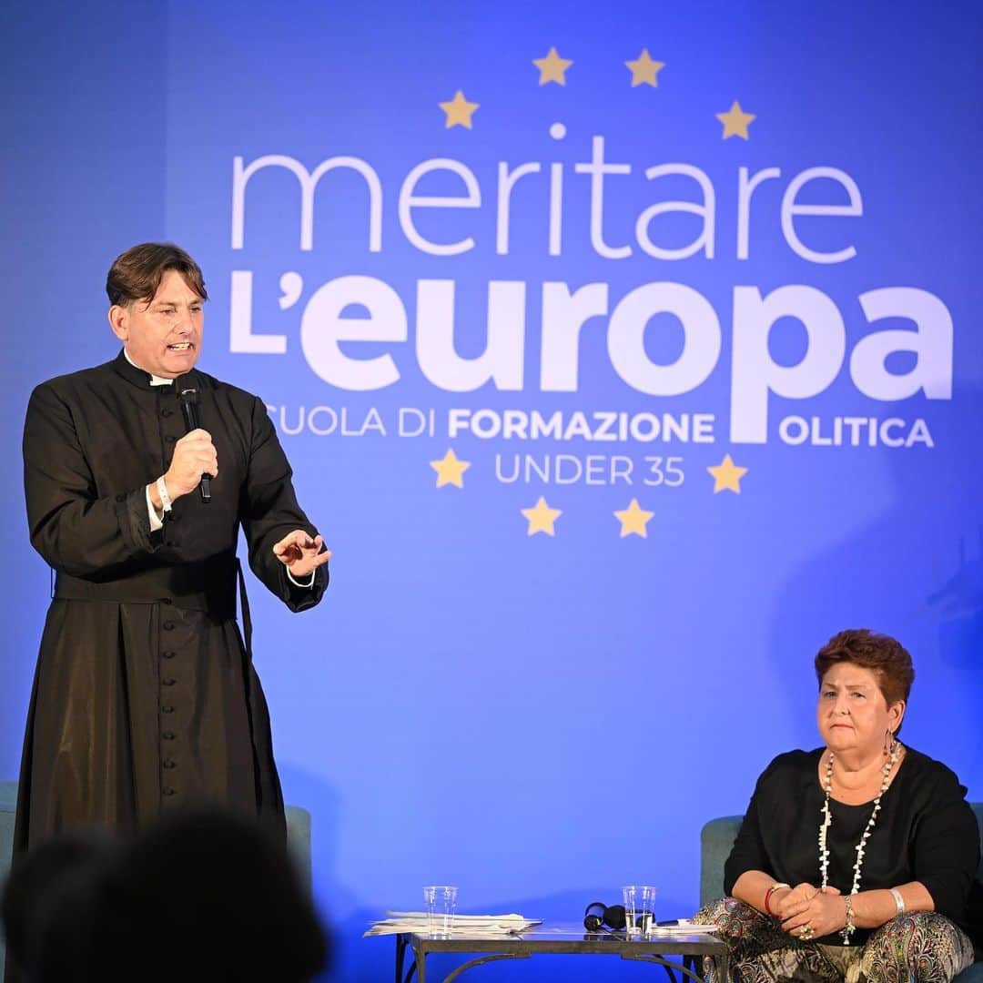 マッテオ・レンツィのインスタグラム：「Sulla criminalità e sul degrado delle periferie un incontro molto bello tra Teresa Bellanova e don Antonio Coluccia, sacerdote in prima linea nelle periferie romane. L’impegno per città diverse parte da ciascuno di noi  #meritareleuropa2023」