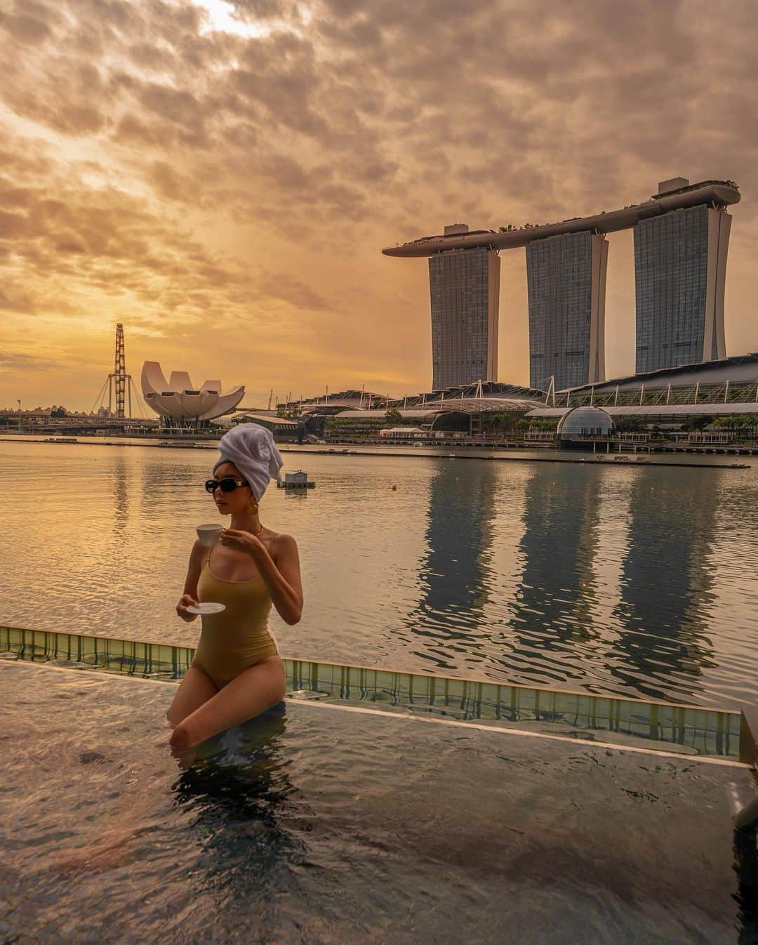 タラ・ミルクティーのインスタグラム：「Sunrise heat. From my favourite stay in Singapore @fullertonbayhotelsg 🌅」