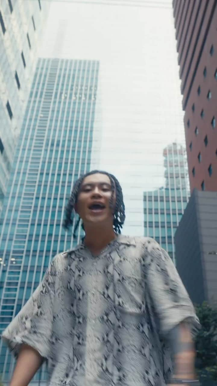 VIGORMQNのインスタグラム：「VIGORMAN - Leave it to me... MUSIC VIDEO OUT NOW🏙️🔥 ⁡ この数ヶ月の自分の心境を露骨にそのまま歌詞に 詰め込んだ一曲！映像と交わってさらに熱を帯びたから是非チェックよろしく🤝🏼 ⁡ Prod by @g.b.s.band Directed by @takuya_setomitsu ⁡ -----Lyric----- ⁡ Leave it to me 俺に任せろEasy 大丈夫Believe me Leave it to me ⁡ 俺が俺であるための歌詞 心電図が止まるまでの旅 翼が折れたって羽伸ばし 天秤から落とす金と愛 ⁡ この胸を焦がした その熱が躊躇を溶かした Do or dieなら隣じゃない としても答えは「Do」 他には無いのさ ⁡ Hang on like grim death 未来はDon't know 逆らってもTimeならGoes on ヤルコトヤルダケ That's for sure Yea yea ⁡ Cause everytime I roll the dice 後悔してもしょうがない 失敗の先のMore gain 俺がするよ証明 ⁡ Leave it to me Leave it to me Leave it to me 俺に任せろEasy 大丈夫Believe me ⁡ Leave it to me Leave it to me Leave it to me yea yo ⁡ 嗚呼、静寂すらも耳障り 育ててくれた道端に 唾じゃなくてこの言葉をSpit I'm OK let's get it on ⁡ 騒がしたニュースと自分のルール ヘッズに宛てた「音返し」はTrue つまり俺が口を開くのは 調書じゃなくてIn the Rec booth ⁡ In the Rec booth 全てを曝け出したRec booth 上書きしてくFuckなFake news ⁡ In the Rec booth 本心ならばココさRec booth 全員連れて行くよPass through じゃあVerse2 ⁡ 勿体無いくらい このかけがえない 仲間からの愛 抱きしめていたい ⁡ この胸の中に もし靄がかかりだしたって 音に跨り その靄が晴れるまでまたRunnin' ⁡ Open up to di world 国境越え踏み込む 愛する島国を 飛び出して行くCan do it all ⁡ 過去を変える術はない でも未来次第だろ？夢じゃない 実態と歌詞の共鳴  今を変えて証明 ⁡ Leave it to me Leave it to me Leave it to me 俺に任せろEasy 大丈夫Believe me ⁡ Leave it to me Leave it to me Leave it to me yea yo ⁡ 嗚呼、静寂すらも耳障り 育ててくれた道端に 唾じゃなくてこの言葉をSpit I'm OK let's get it on ⁡ 騒がしたニュースと自分のルール ヘッズに宛てた「音返し」はTrue つまり俺が口を開くのは 調書じゃなくてIn the rec booth ⁡ In the rec booth 全てを曝け出したRec booth 上書きしてくFuckなFake news ⁡ In the rec booth 本心ならばココさRec booth 今日もStudio入ってMake new Bless you ⁡ Music of my mind 近くはないが遠かない 期待と愛を背負って 行ってくるよ冒険 ⁡ Leave it to me... ⁡ #VIGORMAN #SECRET_FULL_COURSE #Leave_it_to_me」