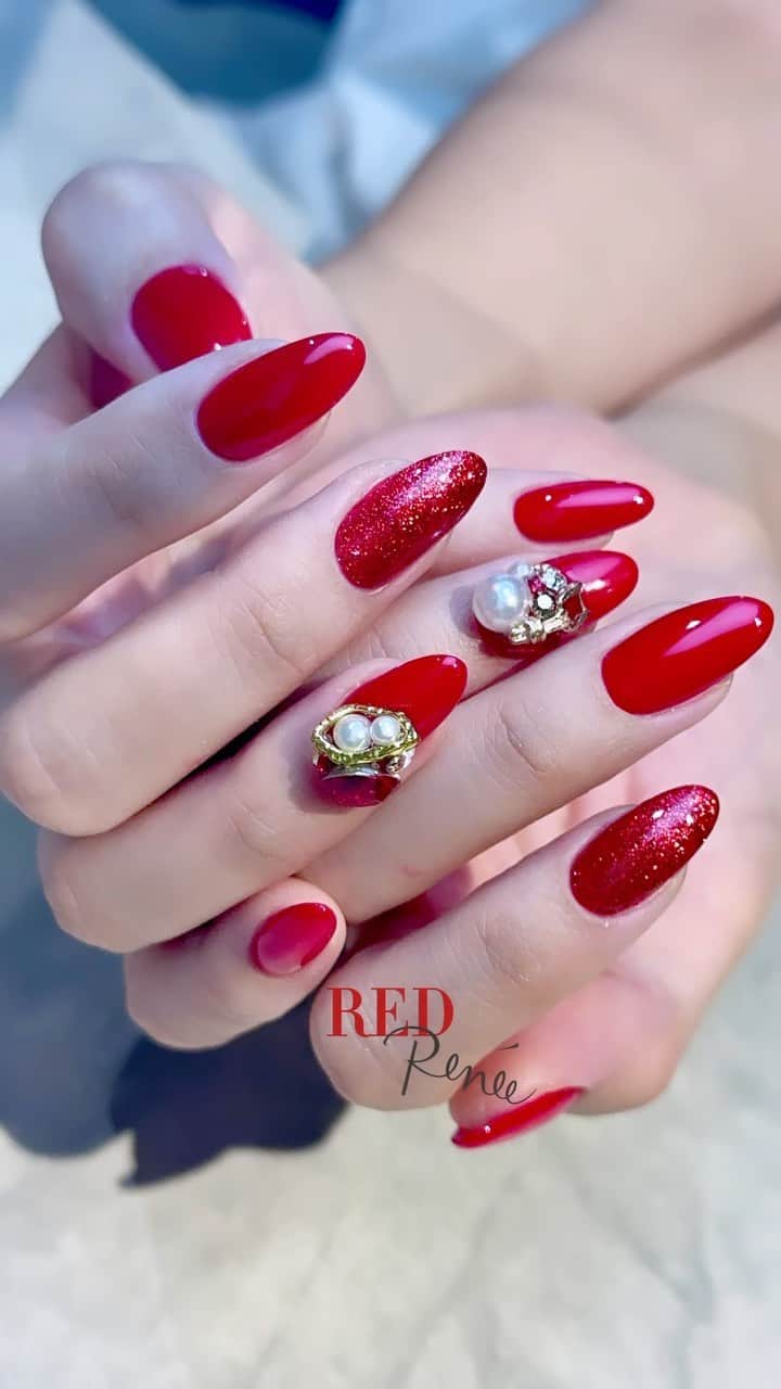 埜藤理恵のインスタグラム：「赤ってなんでこんなに可愛いのー❣️ 施術後の手が美しすぎて まじまじ見入ってしまうよね🫶🏻❣️ 赤といえばネイリスト検定を思い出すくらい 色々蘇ってくる。 赤塗ってる時の幸福度やばい♡←変態😂😂  9月22日(金)am10:00〜12:00まで 開催される @dnagel_spacenail @nailbook.jp の オンラインセミナーでは フィルインワンカラーと時短アートをしようかな♡と 思ってます🫶🏻🫶🏻❣️ 1日限定の無料オンラインセミナーなので ぜひ見にきてくださいねー👼  □ Rie Nofujiプロデュース @tree01official エプロン 好評発売中  □ Renée professional brush シリーズ ＊オーバル ＊トップフレンチ ＊スマートフラット Renée web shop 全国ネイルディーラーにて発売中 プロフィールURLより飛べます  □ 店舗詳細 ⇩ 大阪府大阪市北区堂山町1-2 R&Eビル3階 am10:00〜pm20:00 JR大阪駅から徒歩7分 阪急梅田駅から徒歩7分 御堂筋梅田駅から徒歩7分  ご予約は サロンの公式LINEより受け付けております。 @rrieenee プロフィールURLより LINE飛べます。 LINEにて行き方動画も配信しておりますので ご参考くださいませ」