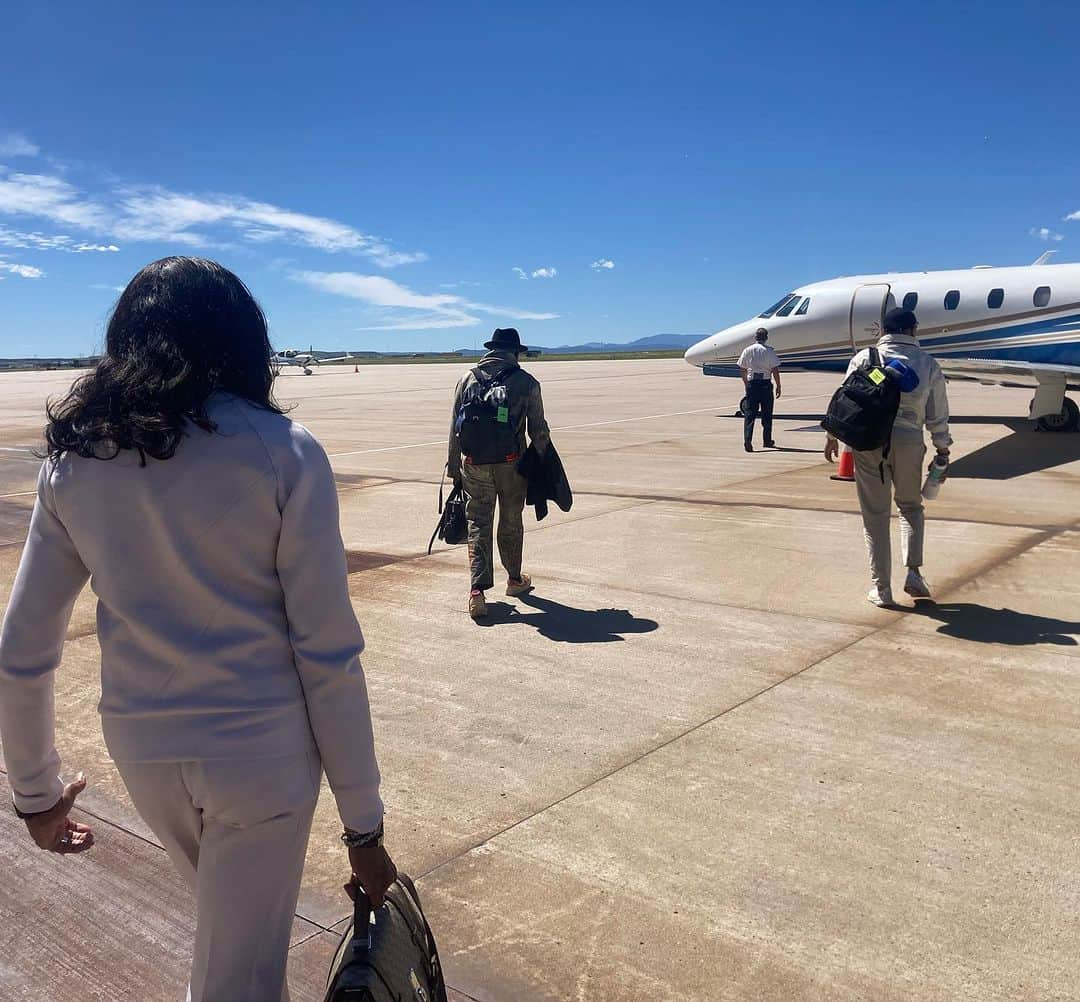 アース・ウィンド・アンド・ファイアーのインスタグラム：「In route to San Francisco on our Sing A Song All Night Long tour w/ @lionelrichie 📸 @quietfireent」