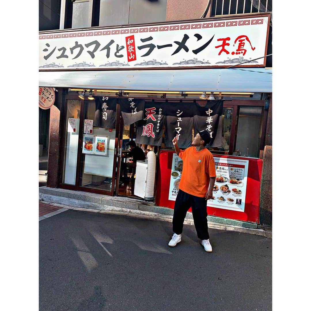 佐山万里菜のインスタグラム：「🍜和歌山ラーメン　天鳳 🍜 さんのメニューデザインまたまたやらせていただきました✨ ありがとうございます‼️‼️ 生きてればいろいろある✨ 人生何でも経験でしょーー☺️ やりたい事探しの前に、チャンスがあるならまずはやってみよー精神✨ やってみて心がオモロいって言えば人生happyだぁー✨ オモロい事はそーやって出てくる時もある☺️ 「シュウマイと和歌山ラーメン」 まだ食べた事ないから食べてみたいなっ☺️ . 天鳳 さん 「ちょい飲みメニュー」さらにレベルアップしました🍺 ラーメン屋さんで… アイスコーヒーとかバナナ🍌ラッシーがあったりおもろいっ‼️ ラーメン🍜と一緒に、ドリンク&おつまみメニューもよろしくお願い致します‼️ . . 今日は…… 台風って言うから少し期待しながら寝たけど。。 天鳳 全然台風じゃ無かった🤣🤣🤣 がっつり早出です💦 5時代の電車…💤いつもより空いてる✨ よーしっ！！ 安全に頑張ろ👊 気合いの金曜日だぁー‼️‼️‼️  🎶今日を生きる　全ての人に 幸せだと思える瞬間がありますよーに🎶  🍜「シュウマイと和歌山ラーメン天鳳 」 → 東京都港区新橋1-8-6 近江ビル 1F  🚃交通手段	🚃 東京メトロ銀座線【新橋駅】徒歩１分 都営地下鉄浅草線【新橋駅】徒歩２分 ＪＲ山手線・京浜東北線【新橋駅】銀座口　徒歩３分 都営地下鉄大江戸線【汐留駅】徒歩４分  #写真#海好き #アスリート#筋肉 #腹筋 #トレーニング #感謝 #ライフスタイル#いいね #ボクシング #instagood #サッカー #story #ボクシング女子 #言霊 #workout #girlsoccer #夢 #boxing #soccer #champion #training #good  #試合 #スポンサー募集　#goodvibes #日本タイトルマッチ #ラーメン #新橋 #飲み」