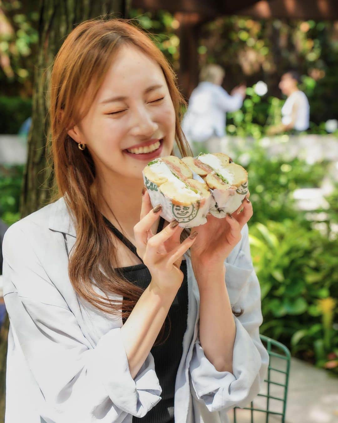 のインスタグラム：「パン巡り　in NY🥯  NYで楽しみにしてたNYベーグル！1番行ってみたかったEssa Bagleでは自分でカスタマイズするベーグルサンドを2種類🥰プレーンにサーモンと豆腐クリームチーズ、チョコベーグルにバナナクリームチーズ！こっちでポピュラーなNova?LOX?食べてみたかったんだけど、スモークサーモンとは違って、サーモンの塩漬けらしく、生ハムみたいでした！！！🐟  2軒目のベーグルマーケットではRed Velvetという真っ赤なベーグルをゲット！どんな味かな〜と思ったけどほぼプレーンだった！フレンチトーストとかハラペーニョ味もあって買えばよかったと後悔！ 3軒目はグラマシーベーグルでプンパニッケル味ゲット🤤初めて見た〜！これもほぼプレーンぽい生地にちょっと爽やかなハーブ？みたいなのを感じて新鮮だった！  #essabagle」