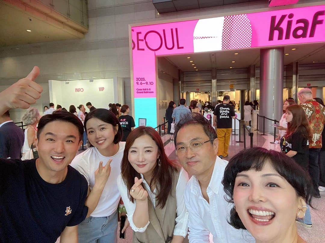 南果歩のインスタグラム：「2日目の午後は楽しみにしていた #kiafseoul と #friezeseoul  へ🇰🇷🇰🇷🇰🇷 江南での同時開催です‼️ まずはkiefへ😊 韓国のアーティストもたくさん見ることが出来、とても刺激を受けました🇰🇷🇰🇷🇰🇷 私はコレクターではなくアート好きなだけなのですが、新しいアーティストや、まだ見ぬ作品と出会うことで心動かされる瞬間を求めています❤️ 1日だけではとても見切れない広さですが、アート関係の知り合いの方にあれこれ聞きながら回れて本当に楽しかった‼️‼️‼️ 感謝です🇰🇷 @bumgallery_official  @galleryyool   #韓国 #kiaf  #frieze  #アート #現代アート #アート好きな人と繋がりたい  #南果歩アート散歩 #南果歩 #kahominami  #미나미카호 #japaneseactor」