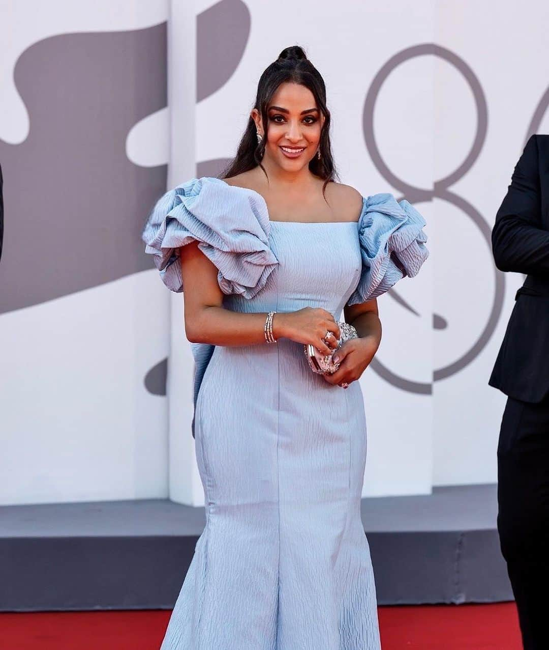 Khairiah Abulabanさんのインスタグラム写真 - (Khairiah AbulabanInstagram)「During #venicefilmfestival #venicebiennale @labiennale 🎥  Styling @rawankattoa  Dress @eman_alajlan  Jwelery @nadine_jewellery  Clutch @hamdaalfahim x @tylerellisofficial  Makeup @armanibeauty via @vanessaudovicich Hair @kerastase_official via @rossimassimiliano_official  Nails @nourrnails Photography @ammarparis - @hamedz199」9月8日 5時20分 - kh_abulaban