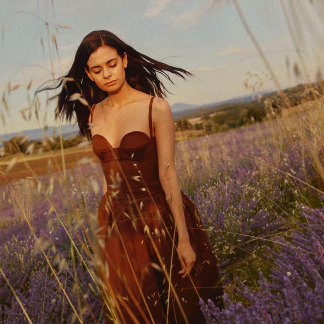 ロクシタンのインスタグラム：「L'Occitane en Provence is proud to announce its newest global brand ambassador @ariamialoberti   Starring in the @netflix upcoming series “All the Light We Cannot See,” Aria is an actress, writer, scholar and human rights activist.   Aria & L’Occitane share a common philosophy and vision of life, where wellness comes from sensorial experiences, and all individuals should be able to experience and see the exceptional beauty that nature has to offer.  We share the same commitment supporting initiatives to combat avoidable blindness and helping those who are already blind or have low vision, including Aria herself.  Head to our story to learn more about L’Occitane's partnership with Aria Mia Loberti.」