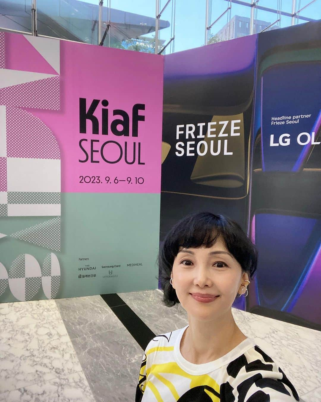 南果歩のインスタグラム：「#frieze は #kief の上のフロアで開催🇰🇷 しかも同じパスで入れるのです‼️ 会場はものすごい熱気🇰🇷🇰🇷🇰🇷 人の持つエネルギーを感じる喜び‼️アフターコロナだ😊😊😊 素敵なアートにたくさん出会えて幸せ❤️ 開催中、毎日回りたい‼️ 次回はもっと時間を作って来なくっちゃ‼️  #韓国 #friezeseoul  #アート #現代アート #アート好きな人と繋がりたい  #南果歩アート散歩 #南果歩 #kahominami  #미나미카호 #japaneseactor」