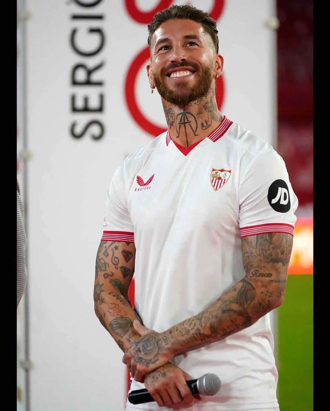 セルヒオ・ラモスのインスタグラム：「Feliz y emocionado.  @sevillafc ⚪️🔴」
