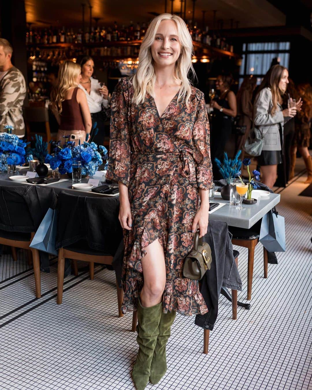 キャンディス・アッコラのインスタグラム：「What a beautiful evening celebrating @paige ‘s store opening here in Nashville! I now have an extra reason to pop over to 12 South 😜 Thank you @paigeageller & @paige for planning such a lovely dinner and for getting this momma out in a dress on a school night 🥃 👢 🍁 Met so many new friends and neighbors (and may have even been reunited with long lost siblings I never knew I had 😂 *see last photo) #paige」